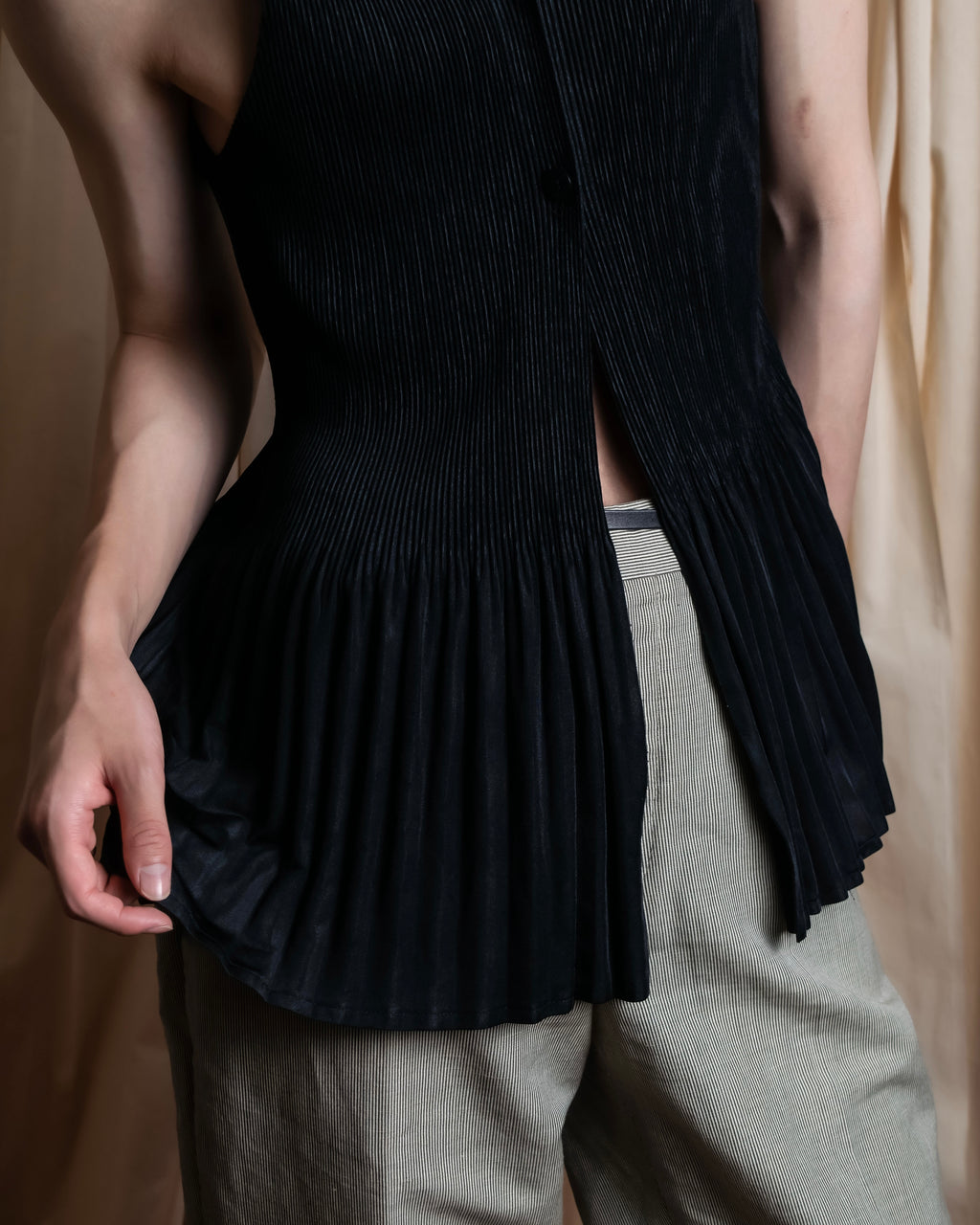 "PLEATS PLEASE ISSEY MIYAKE"
Narrow pleated sleeveless dress