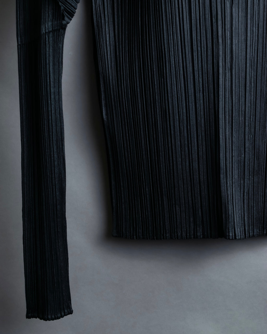 "PLEATS PLEASE ISSEY MIYAKE"
Features sleeve open collar blouse