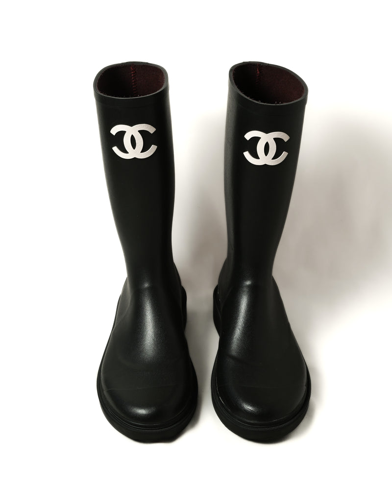 CHANEL
/ Black Rubber Rain Boots Coco Mark