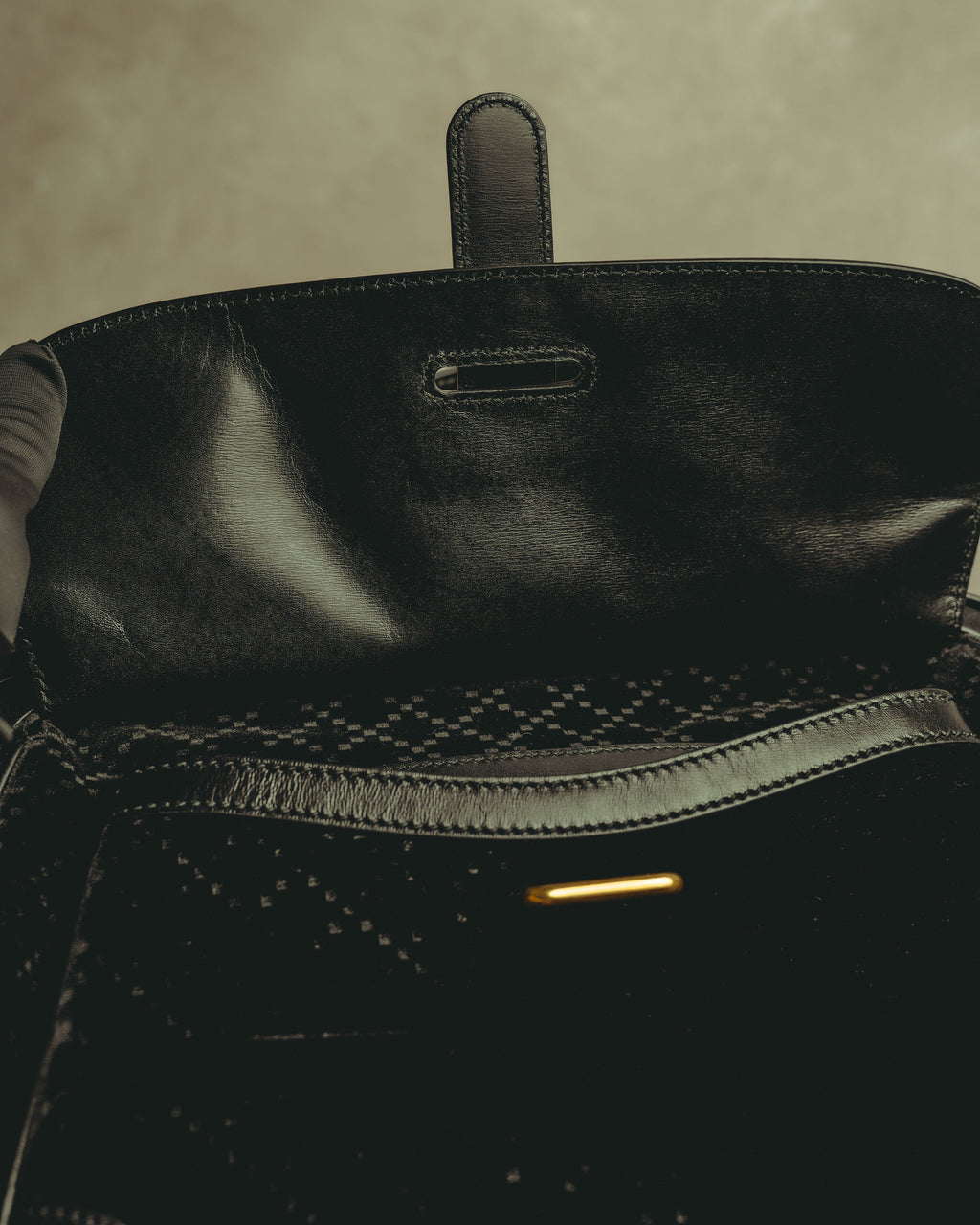 -SPECIAL- “GUCCI” 2012-2016 crossover-era crest studded doctor bag