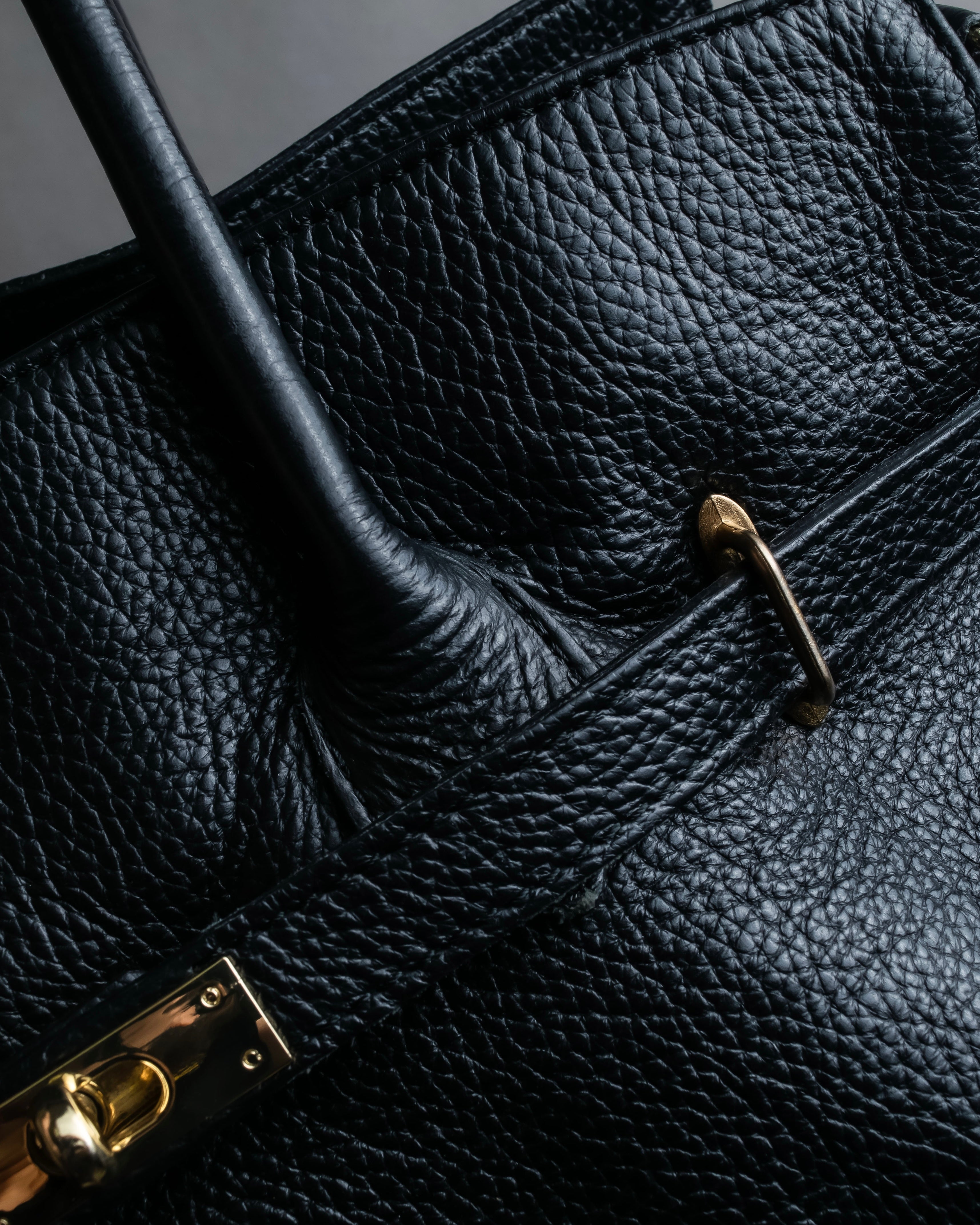 "AULENTTI" Gold closure belt design leather 2-way bag