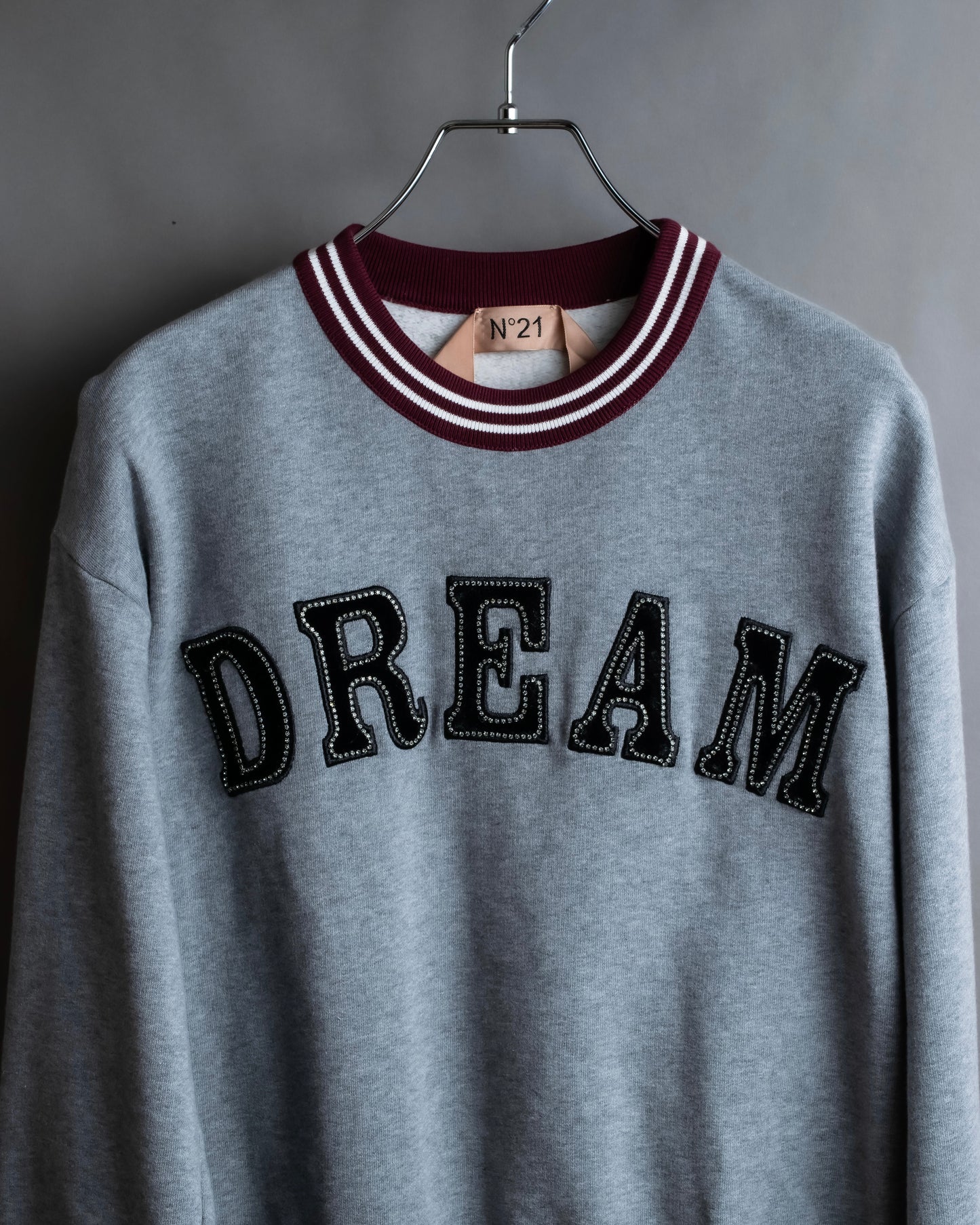 "Ｎ21 NUMERO VENTUNO" DREAM rhinestone design box silhouette
sweatshirt