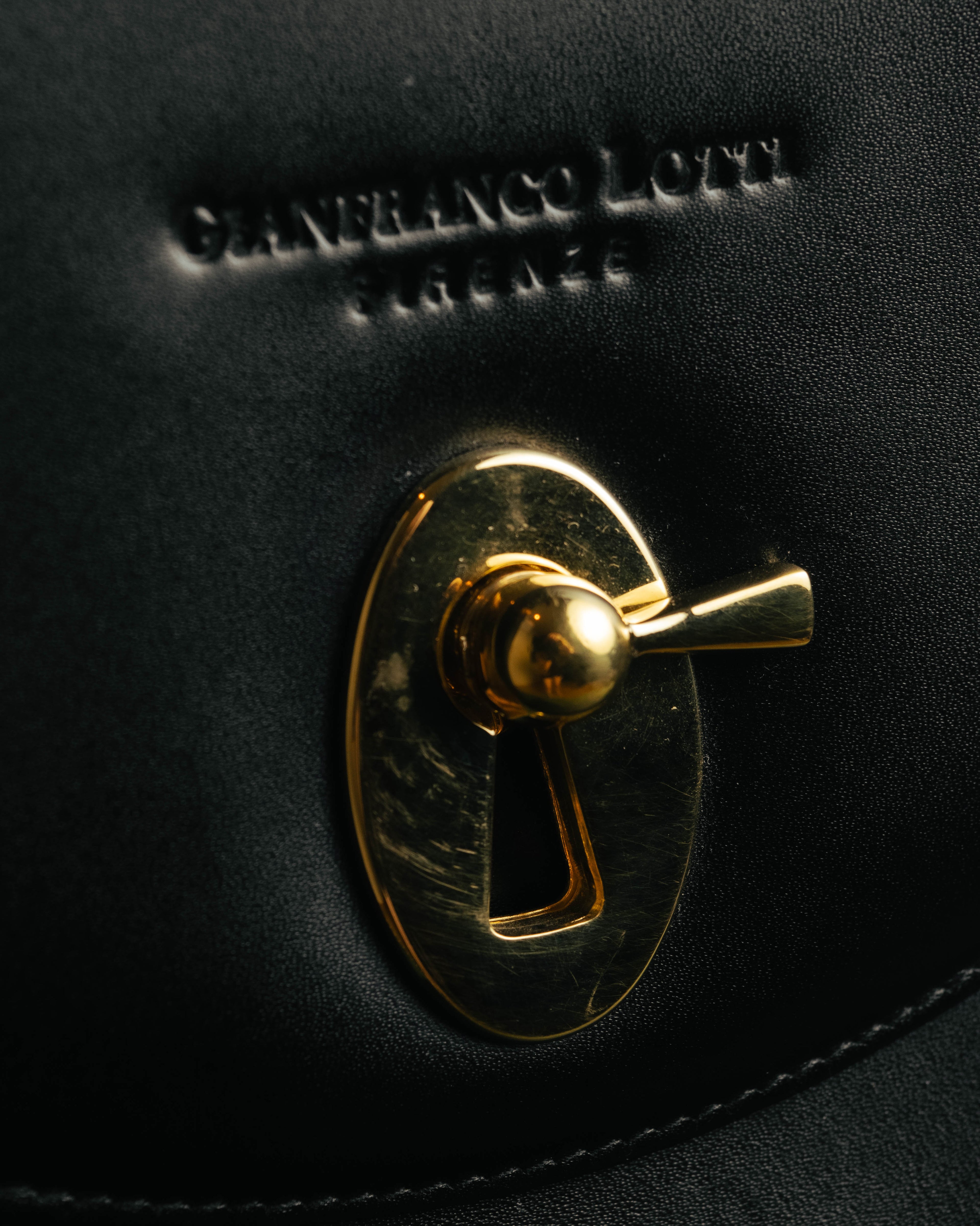 “Gianfranco Lotti” 90’s-00’s Black leather turn lock shoulder bag