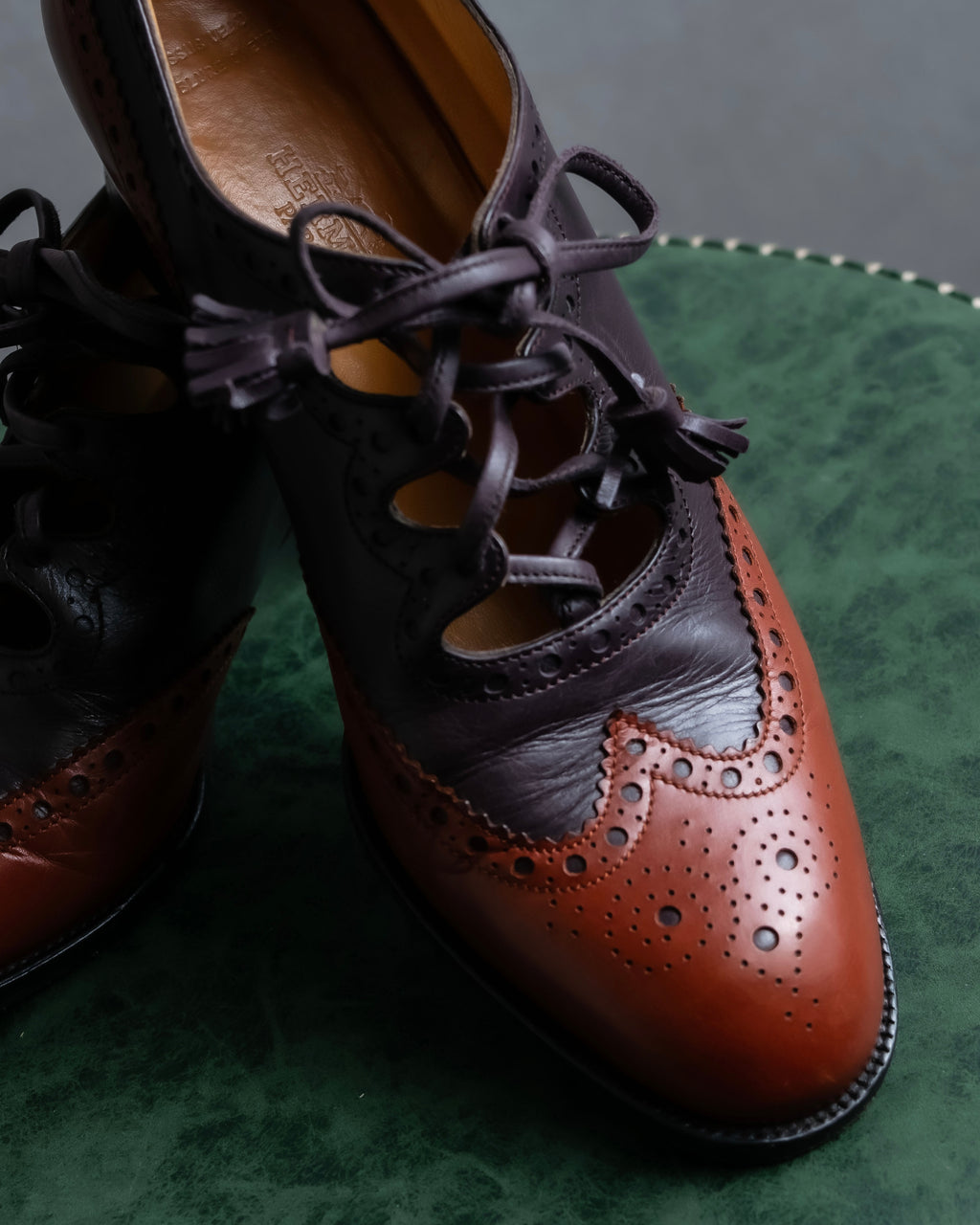 "HERMES" Medallion design combination leather heel shoes