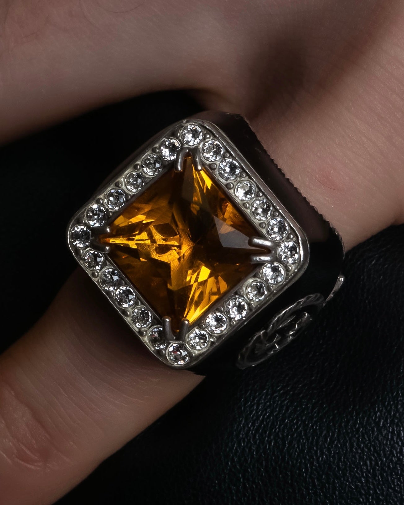 "GUCCI" Amber rhinestone GG motif engraved signet ring