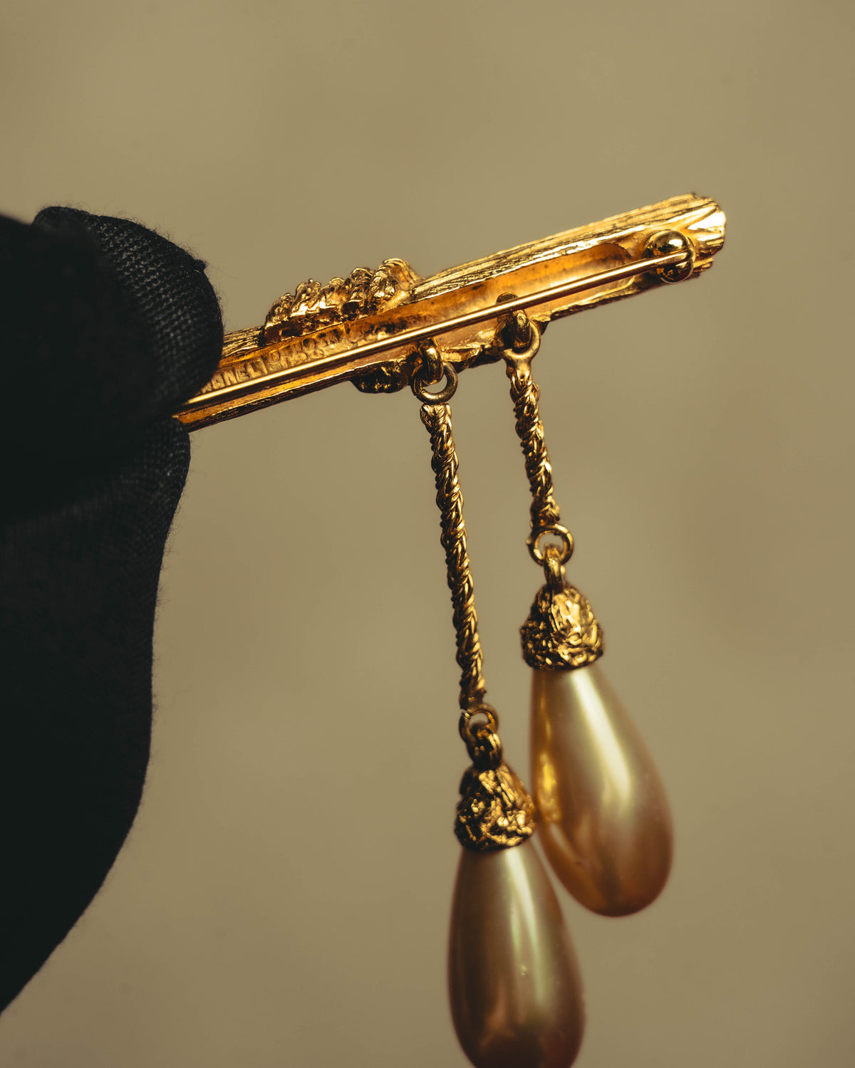 "CHANEL" 70's Sculptural faux pearl brooch