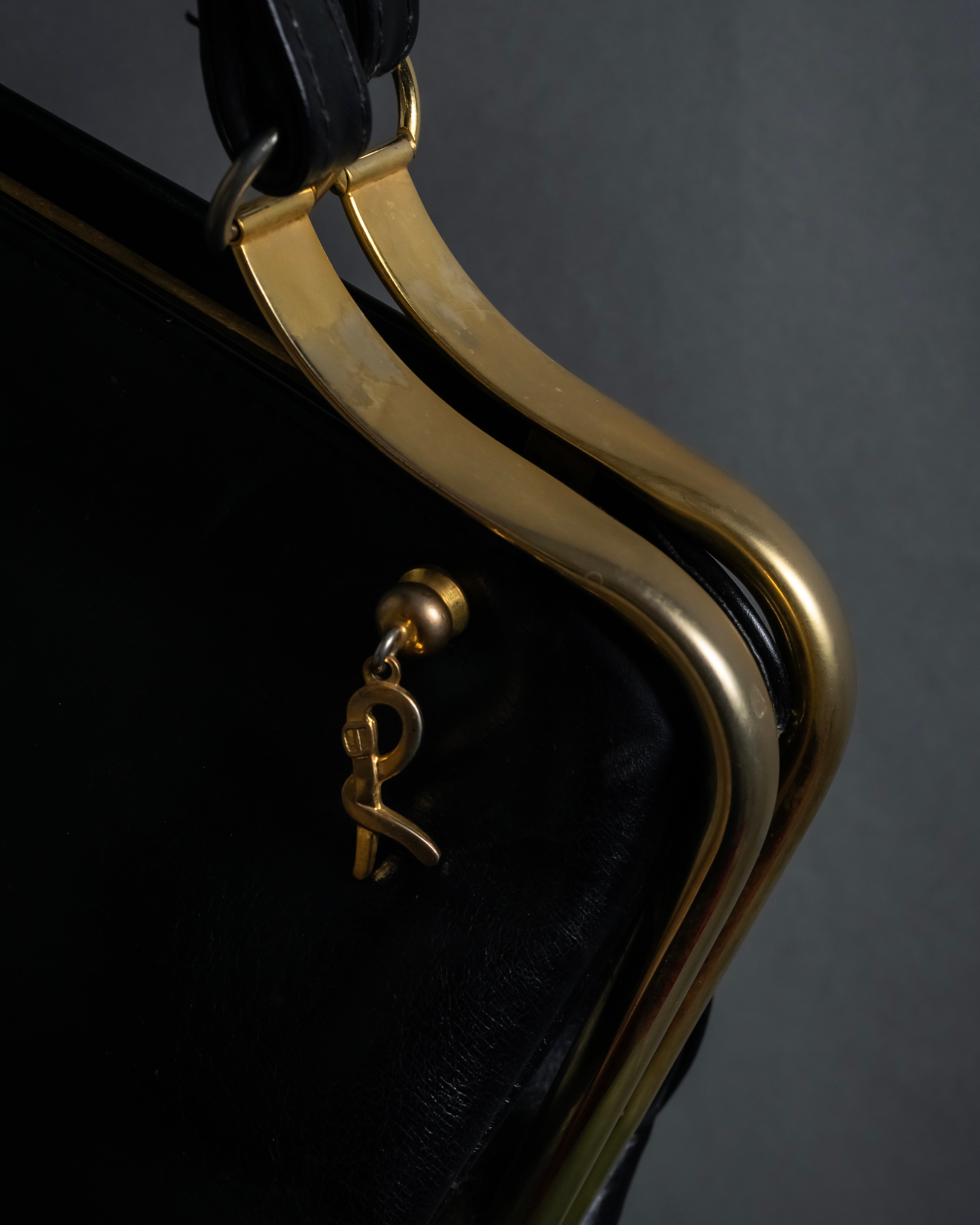 "Roberta Di Camerino" Logo motif charm design modern doctor bag