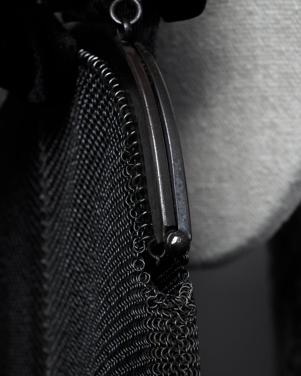 "Vintage metal mesh clasp chain shoulder bag"