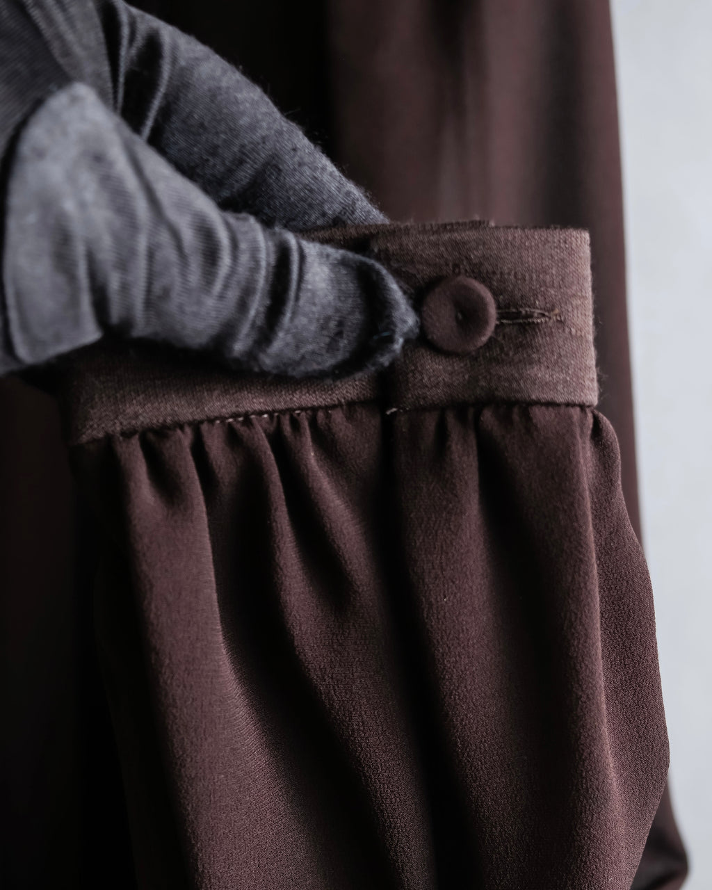 "Filo di Seta" Front pleated design stand-up collar shirt