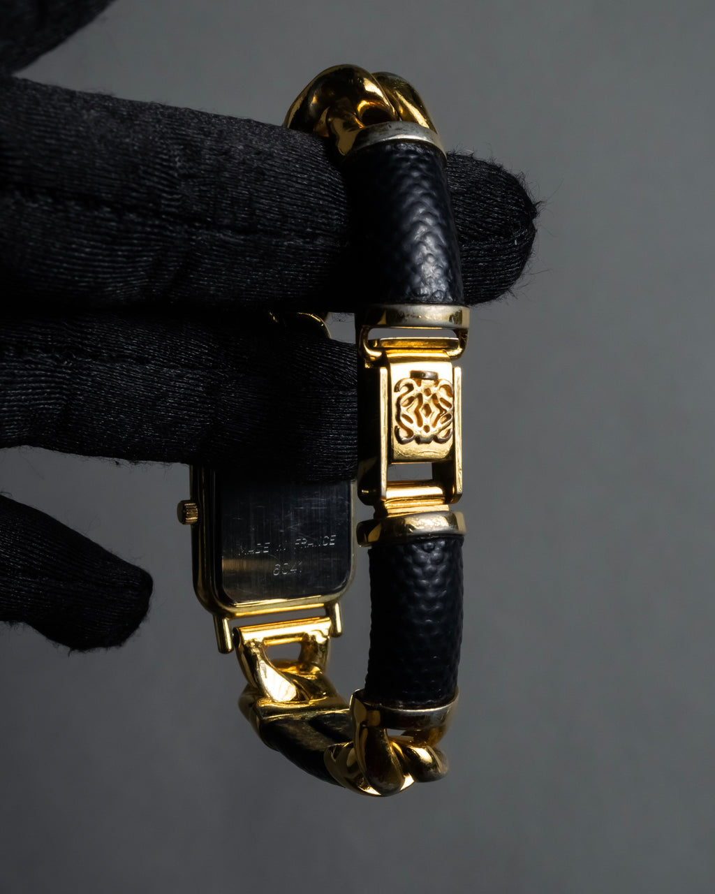 "LOEWE" 90's Square forum relief design watch