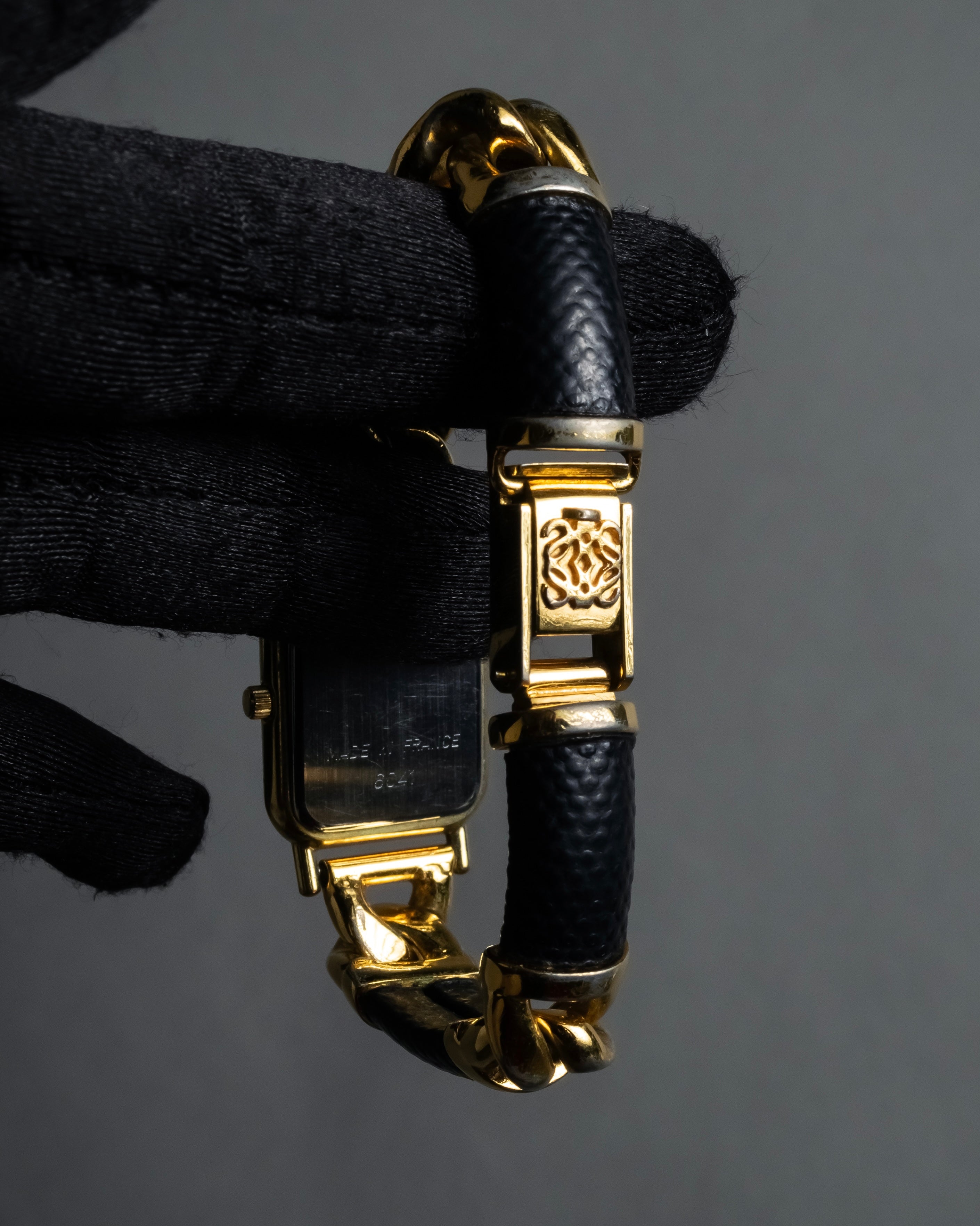 "LOEWE" 90's Square forum relief design watch