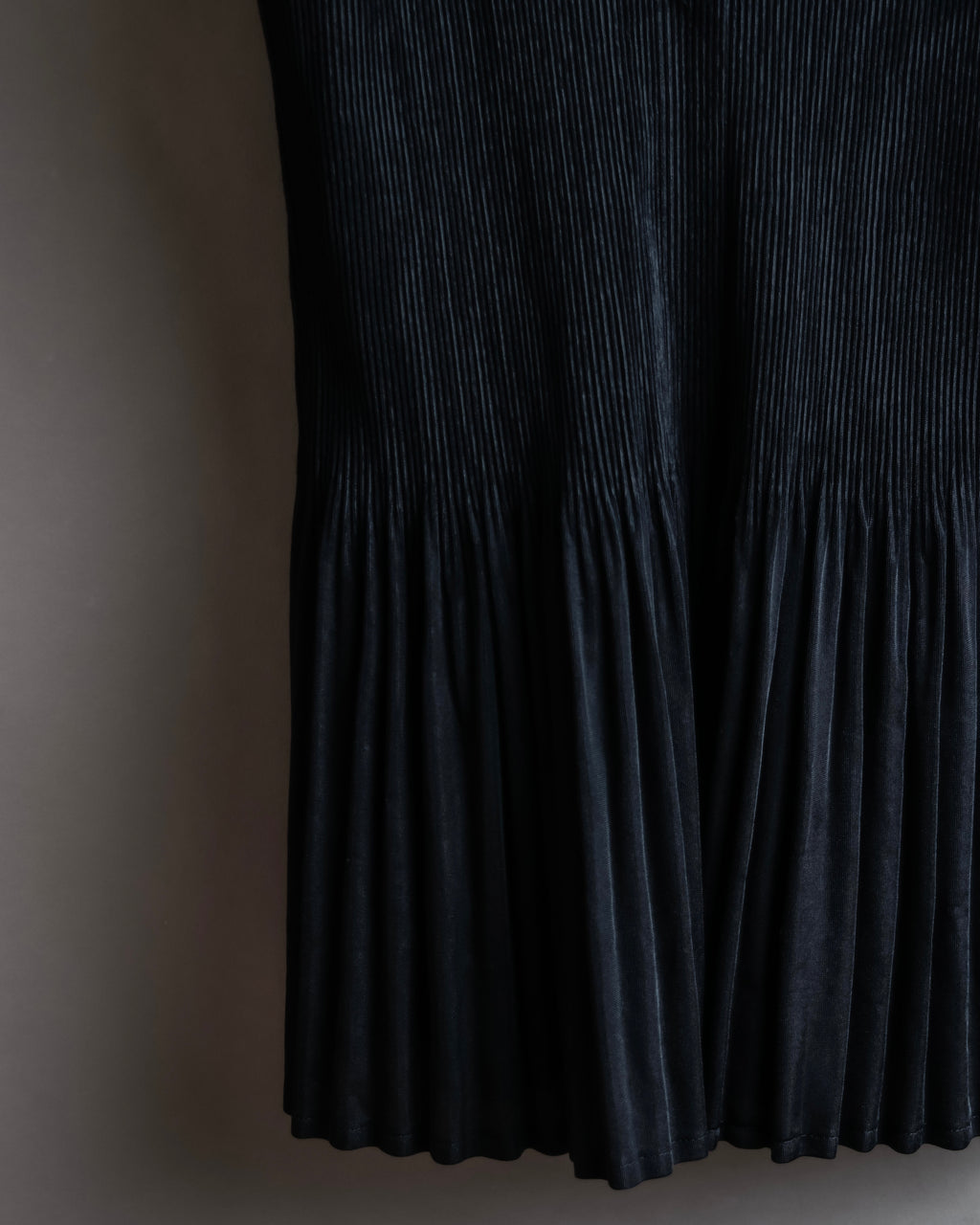 "PLEATS PLEASE ISSEY MIYAKE"
Narrow pleated sleeveless dress