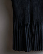 "PLEATS PLEASE ISSEY MIYAKE"
Narrow pleated sleeveless dress