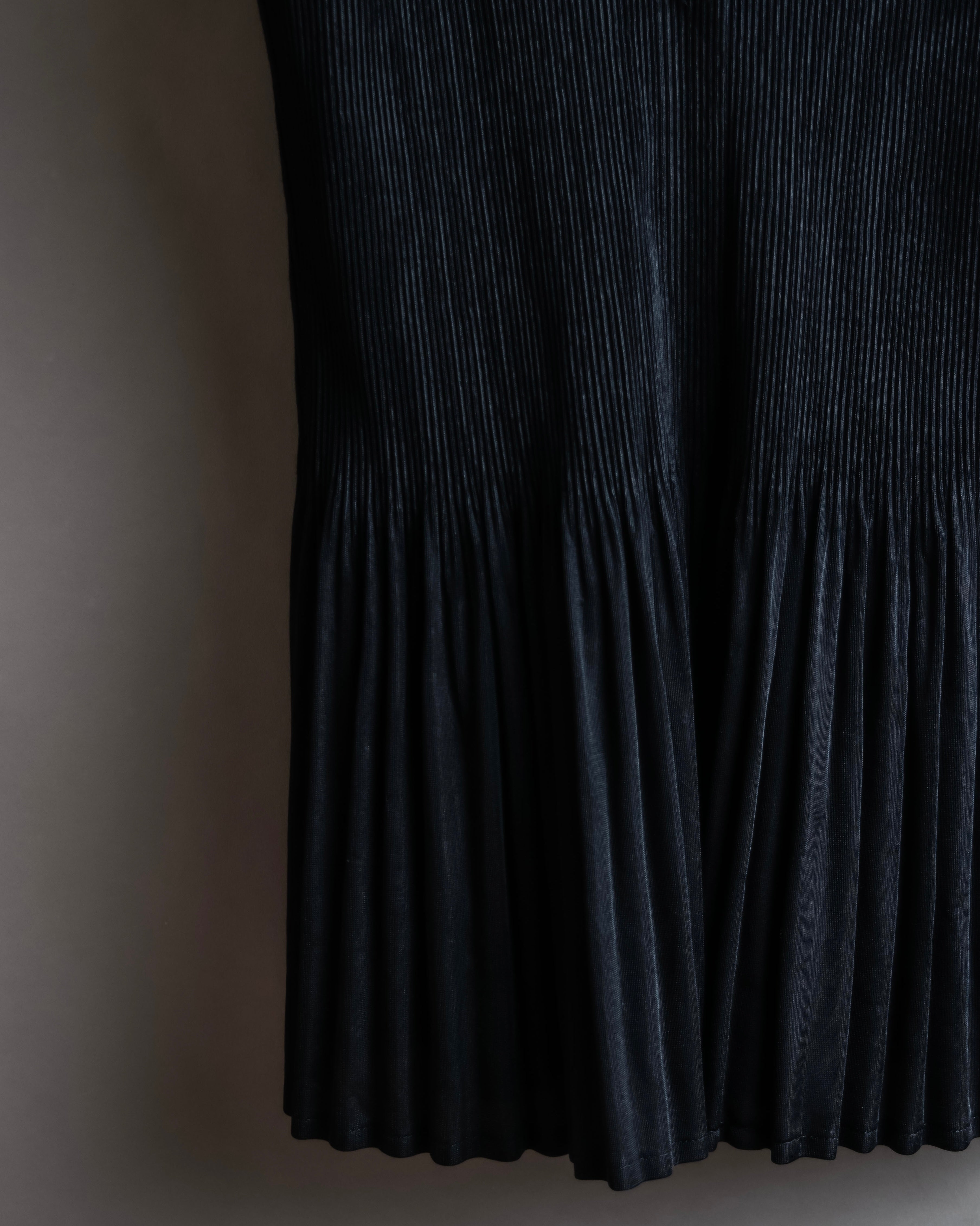 "PLEATS PLEASE ISSEY MIYAKE"
Narrow pleated sleeveless dress