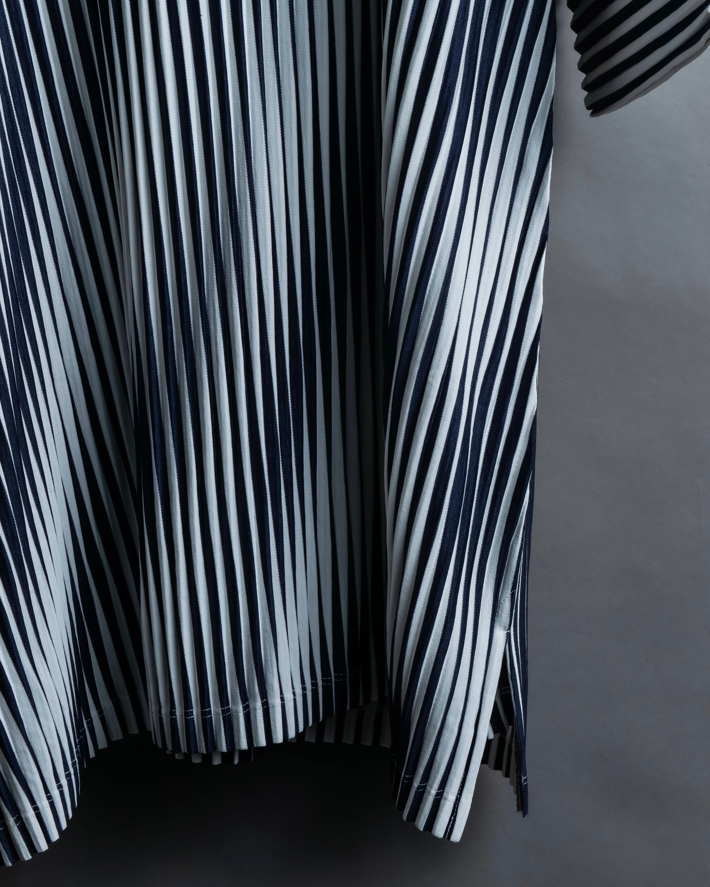 "PLEATS PLEASE ISSEY MIYAKE" Monotone color pleated oversized tops