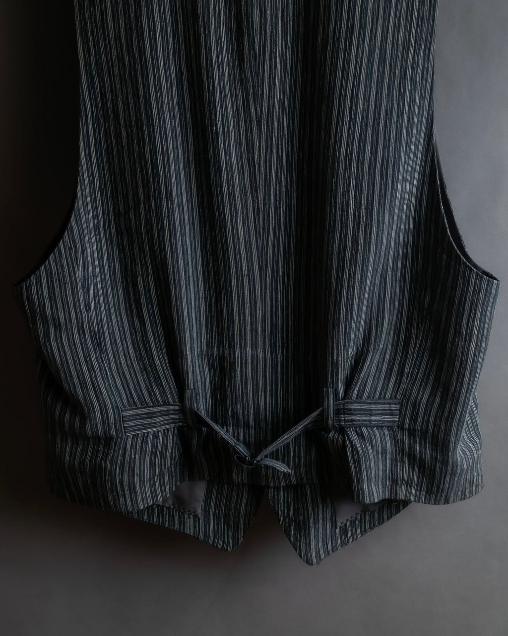 "ISSEY MIYAKE MEN" Random stripe pattern V-neck vest