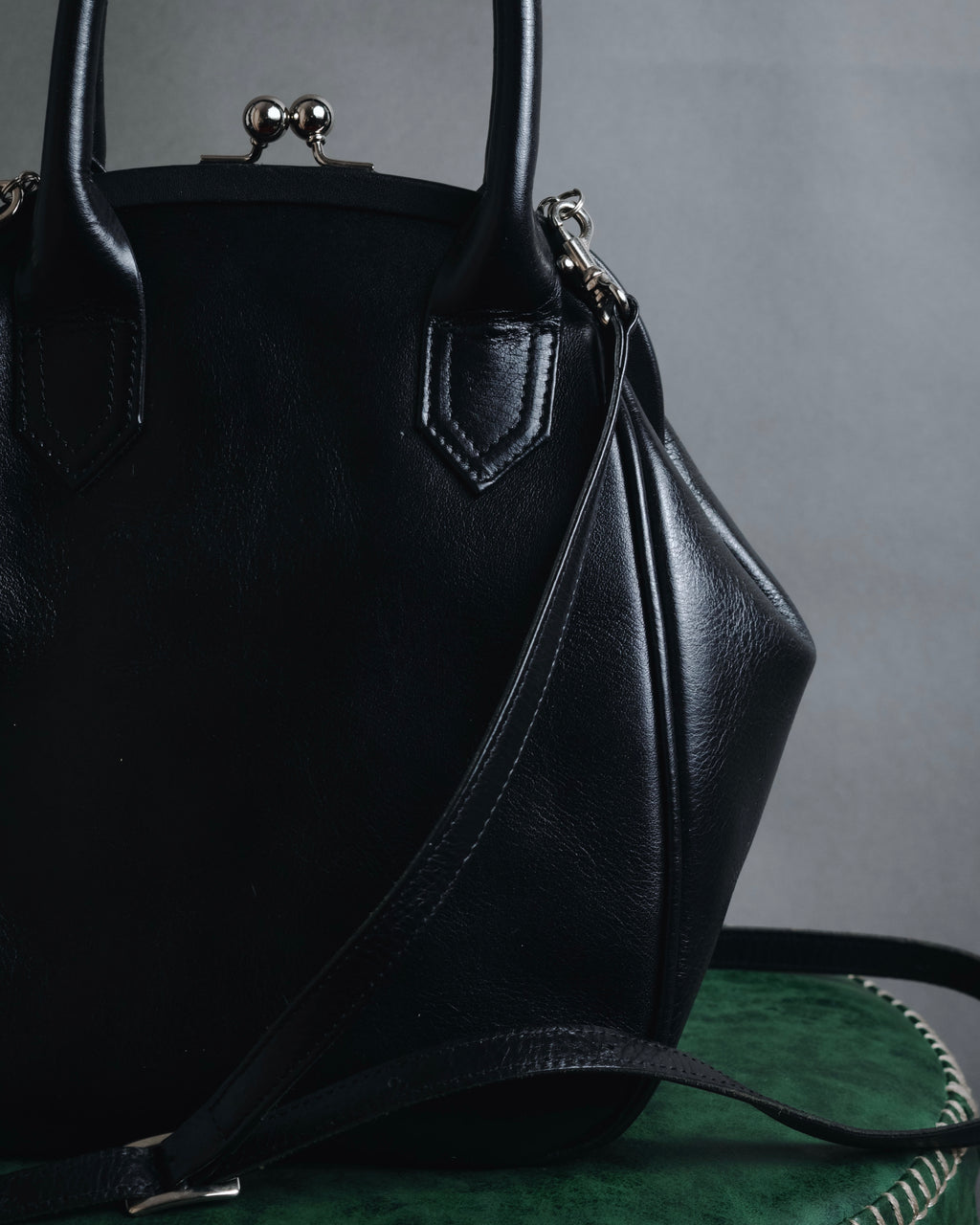 "Y’s" 22AW sculptural kiss-lock leather bag