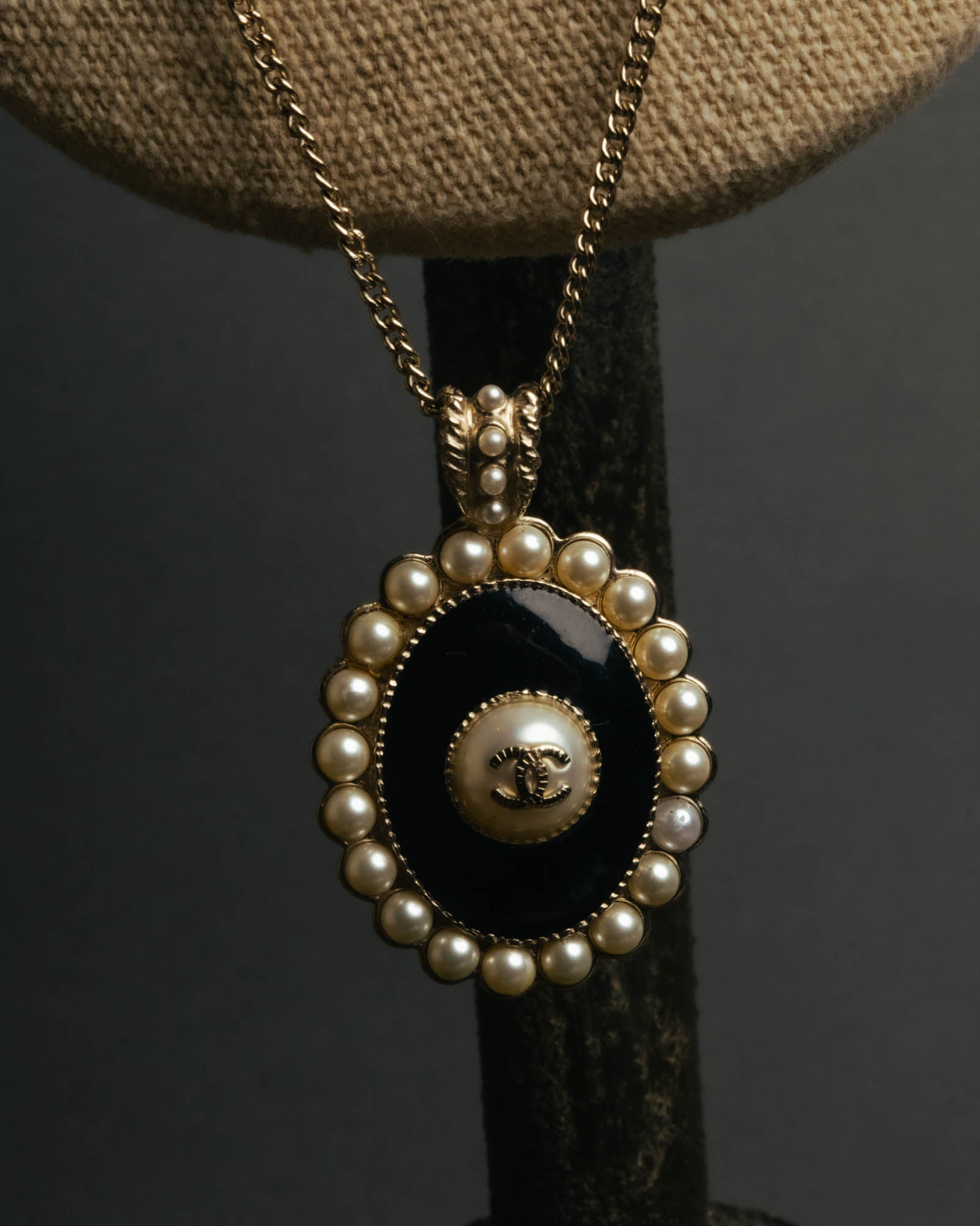 -SPECIAL- “CHANEL” 2017 Cruise Collection Pearl trimmed black pendant necklace