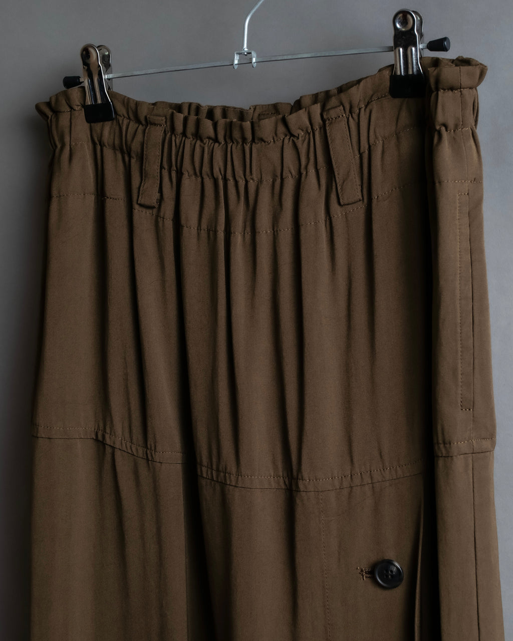 "ISSEY MIYAKE" Gathered waist detail button slide flared skirt