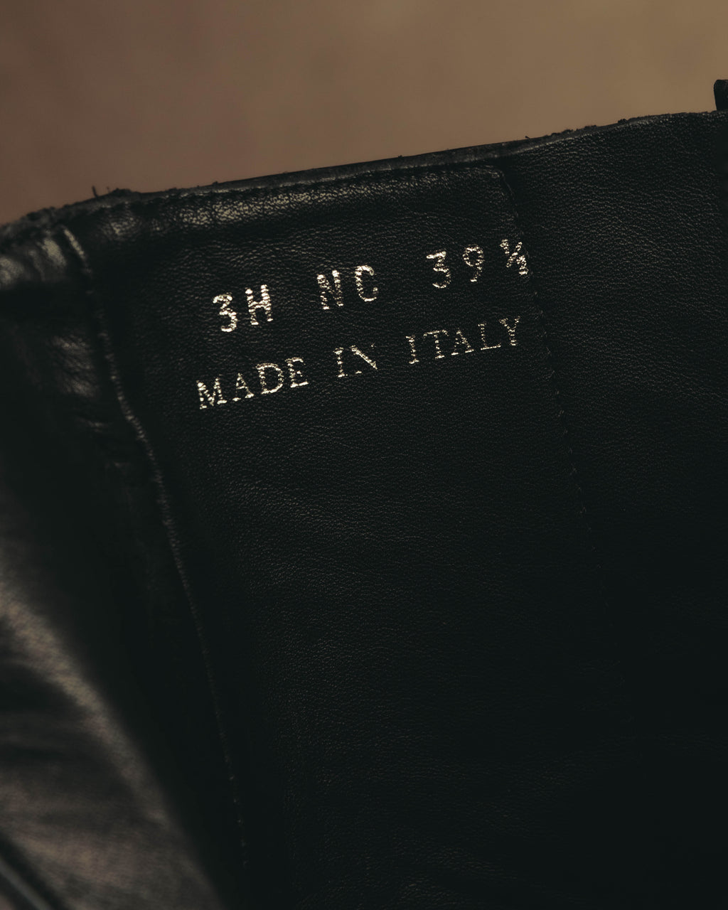 ブーツ内側のレザーに「3H 40 394」「MADE IN ITALY」と刻印されたディテールカット。説明文中の3H表記および年代資料への言及に対応する箇所です。