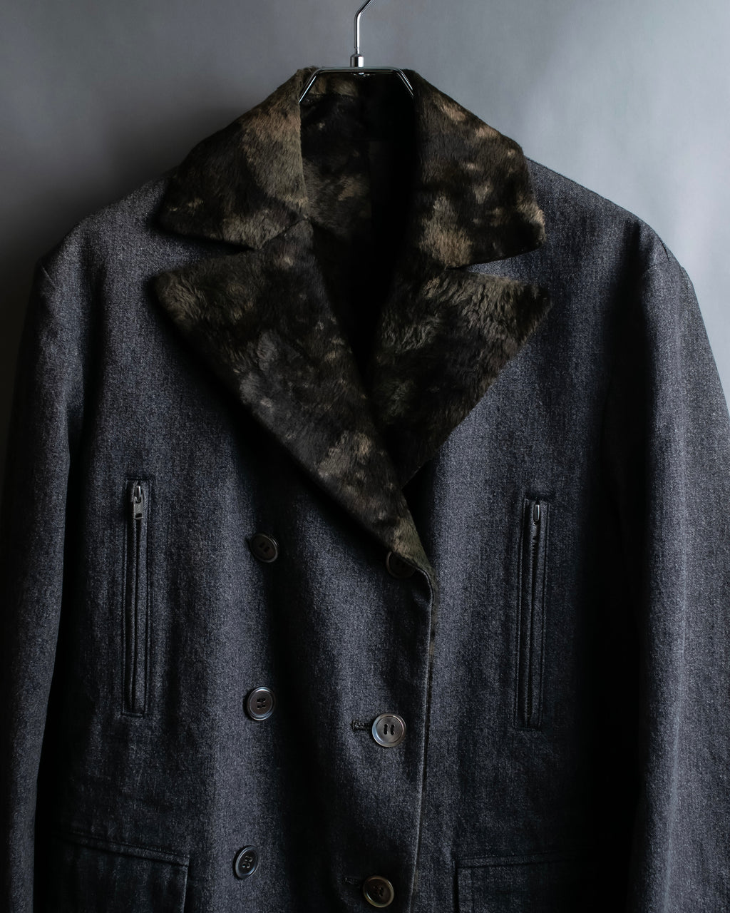"tricot COMME des GARCONS" 
Double-breasted reversible fur tailored coat
