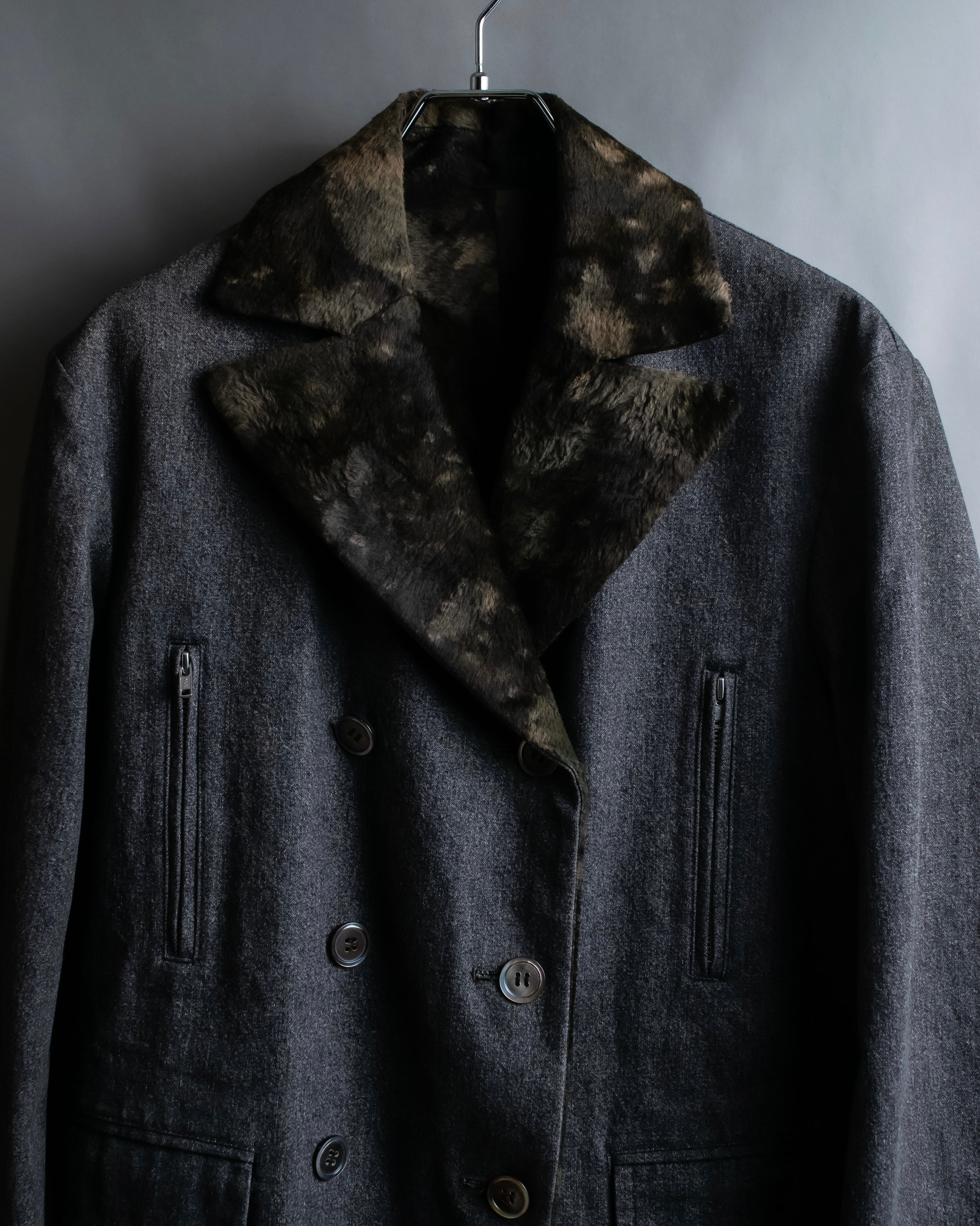 "tricot COMME des GARCONS" 
Double-breasted reversible fur tailored coat