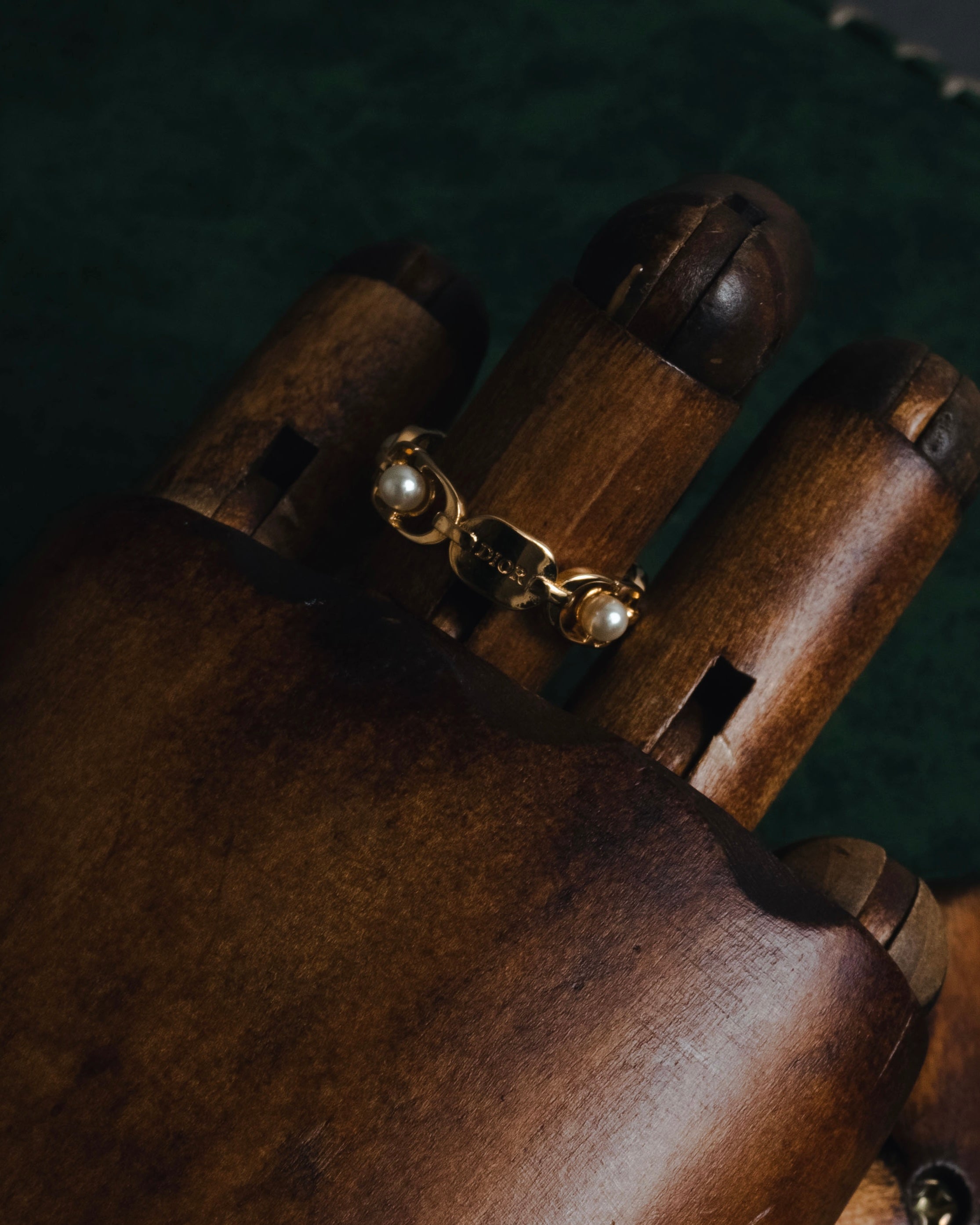 "DIOR" Chain link pearl accents ring