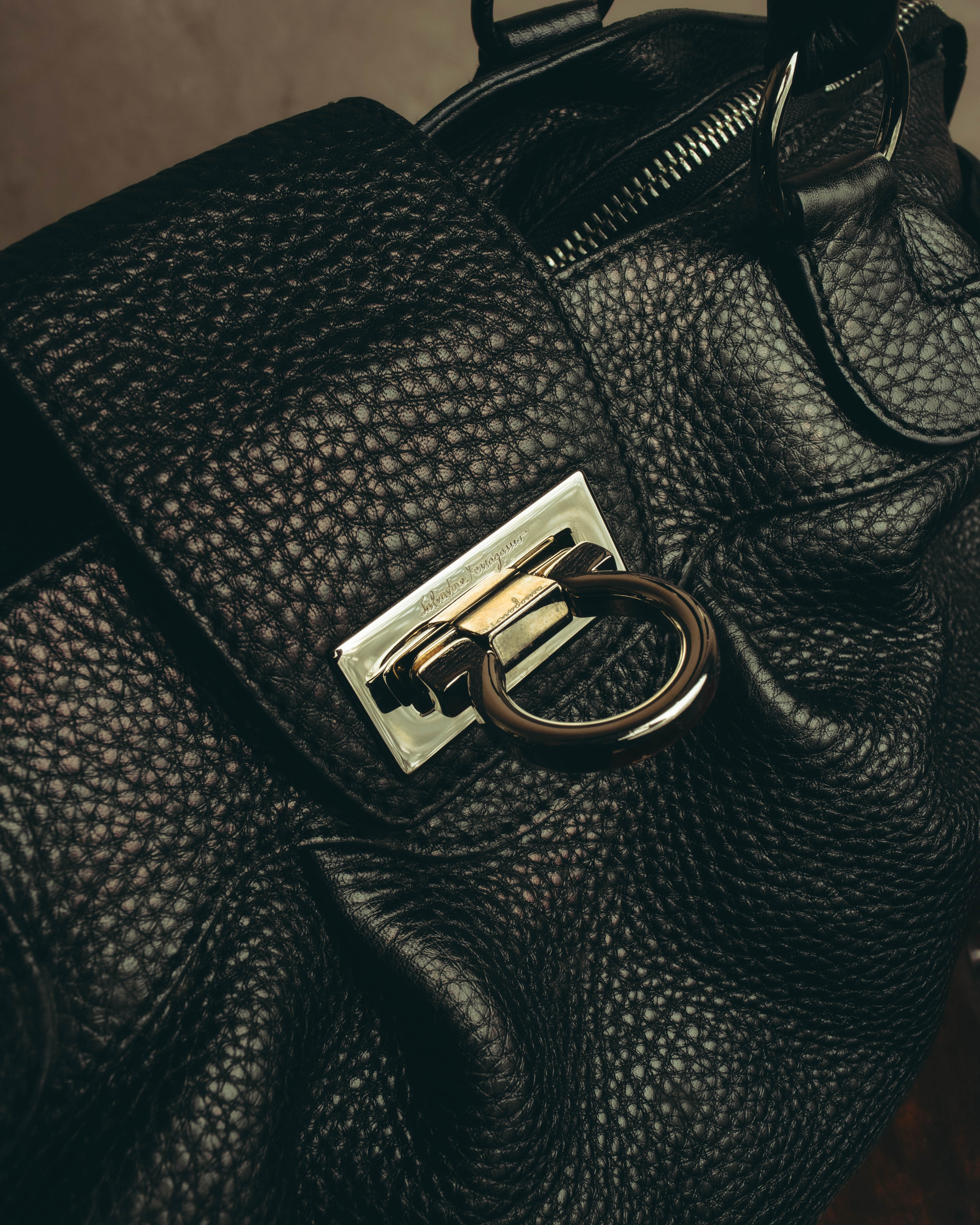 “Salvatore Ferragamo” 00’s-10’s Gancini pebbled leather handbag