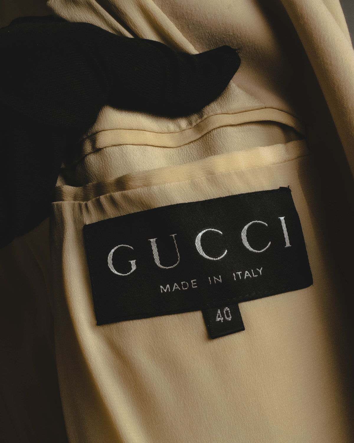 ブラックの織りネームに「GUCCI MADE IN ITALY」とサイズ表記40が確認できる内タグのカット。