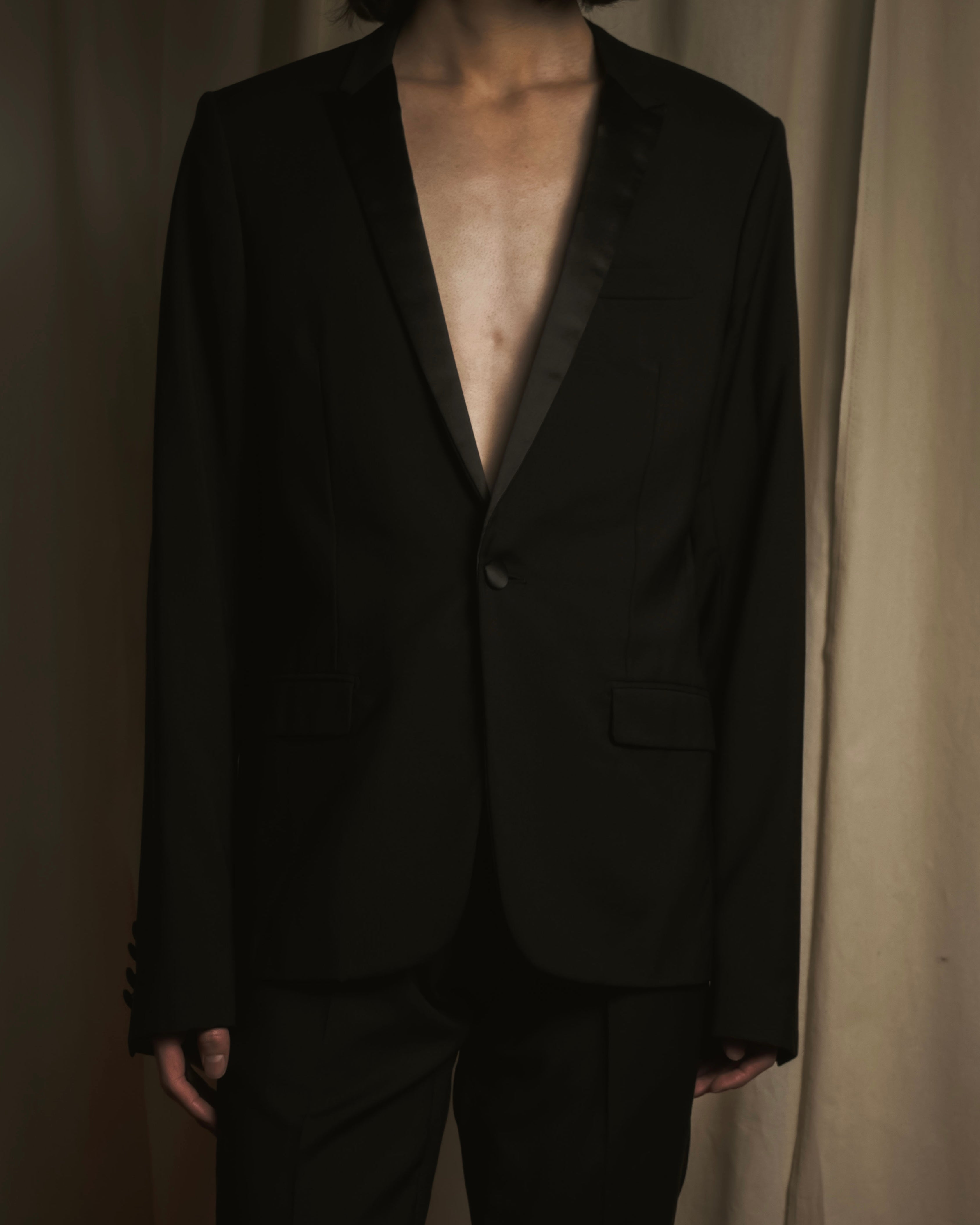 迪奥男士克里斯·范·阿谢设计的缎面领结礼服套装