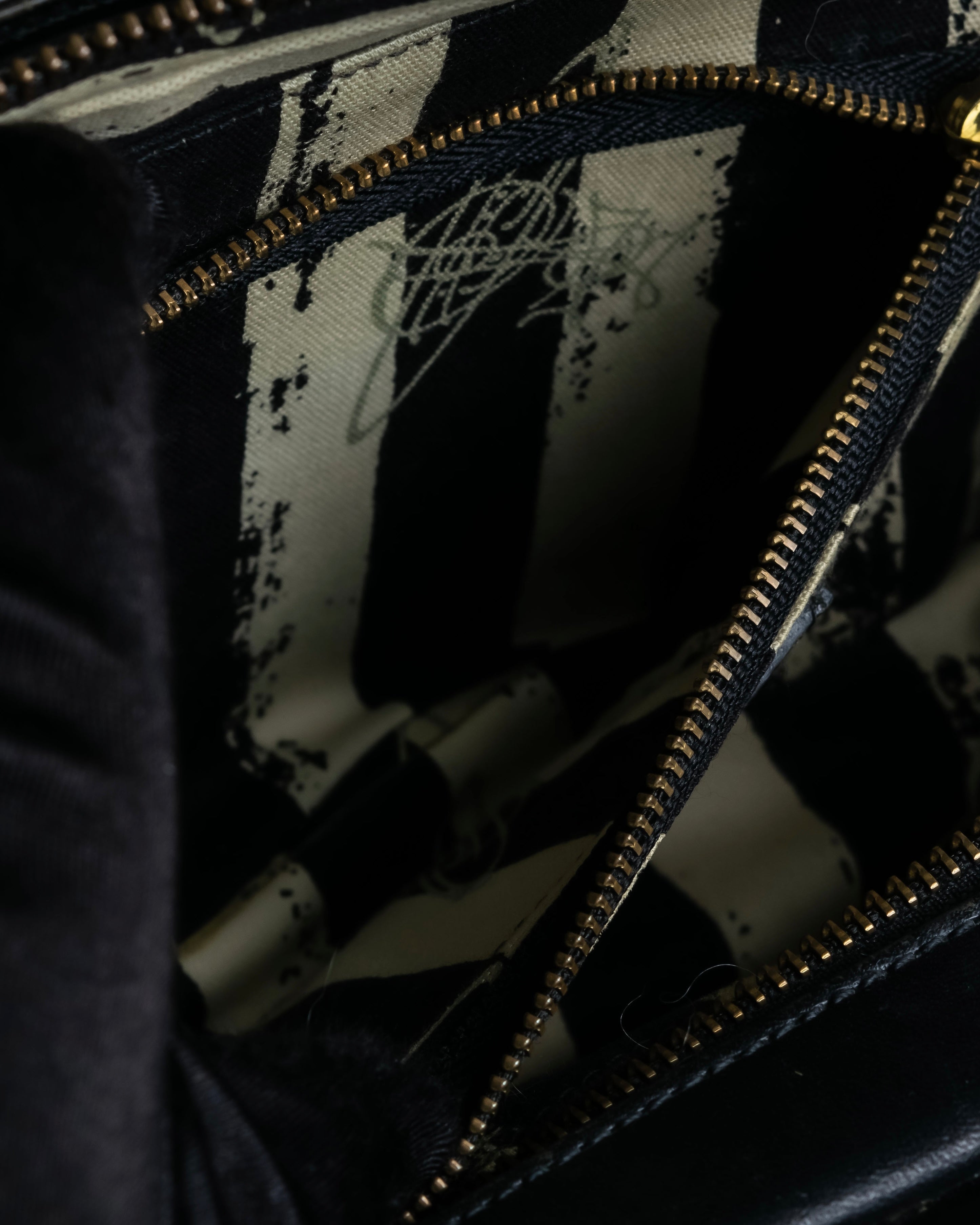 "Vivienne Westwood" Horizontal orb logo engraved hand bag