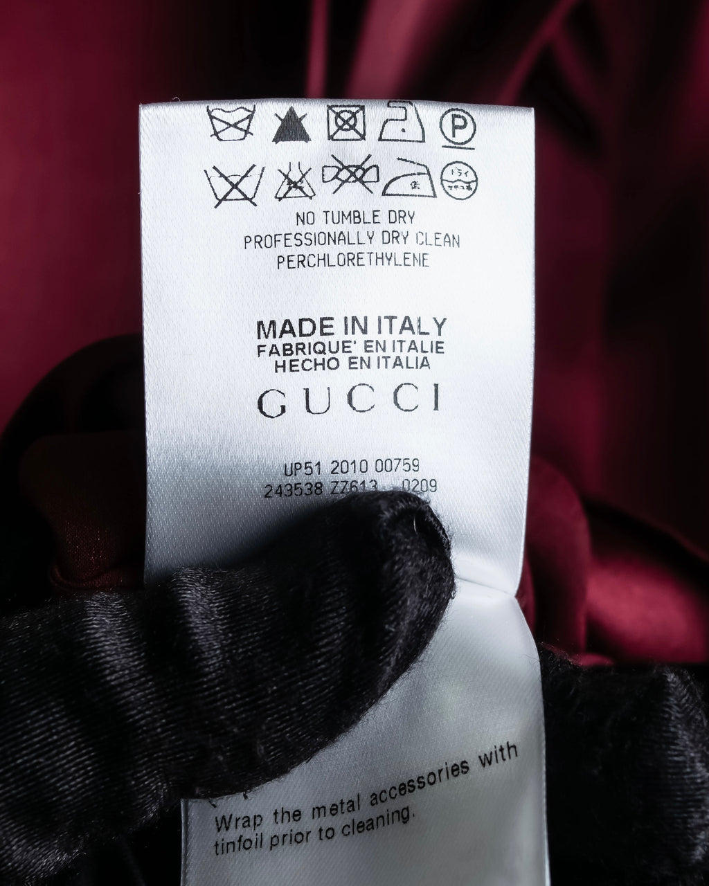 "GUCCI" Beautiful burgundy color silk bowtie shirt