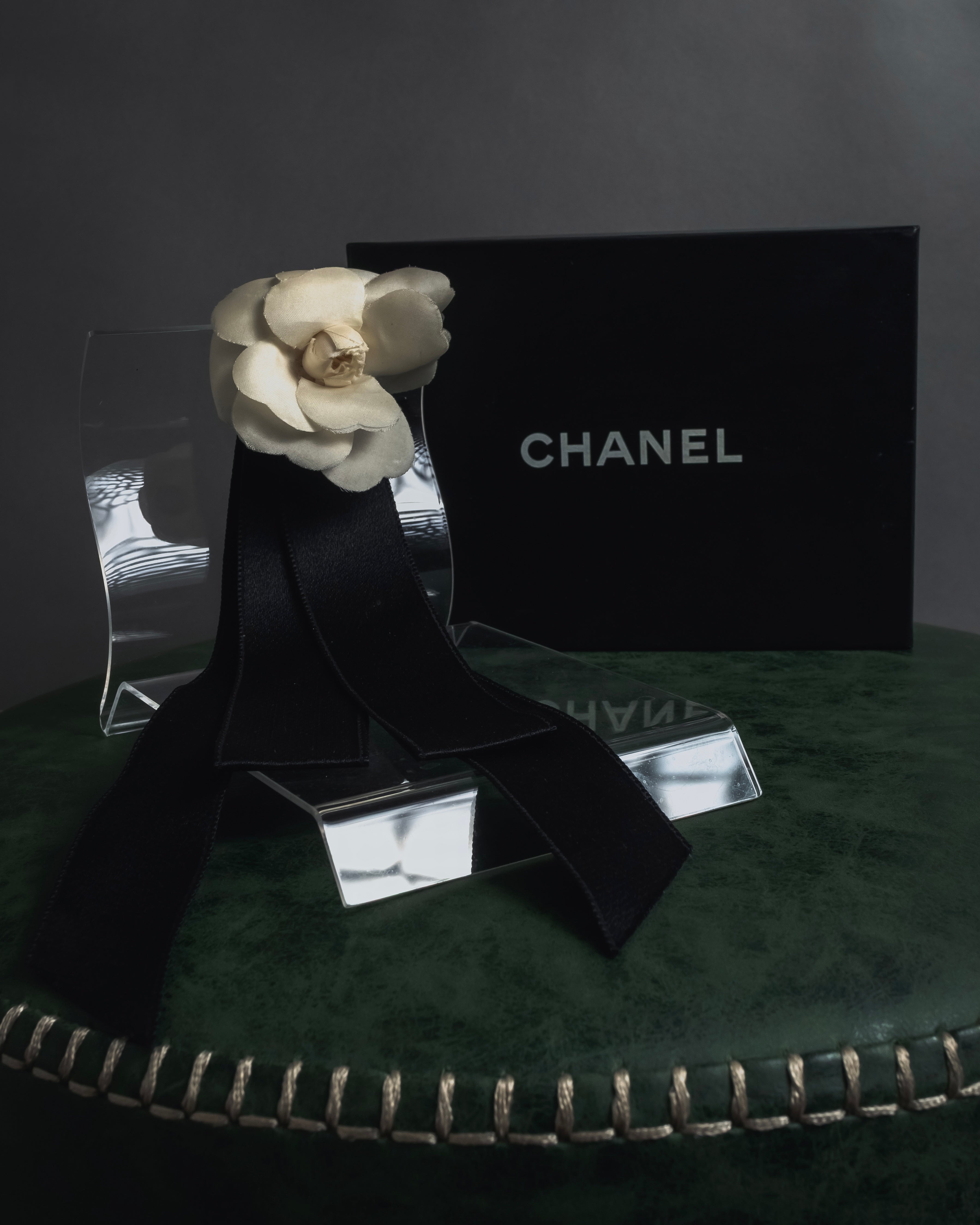 CHANEL (シャネル) - カメリア ブローチ - ホワイト - 2000年代 リボン