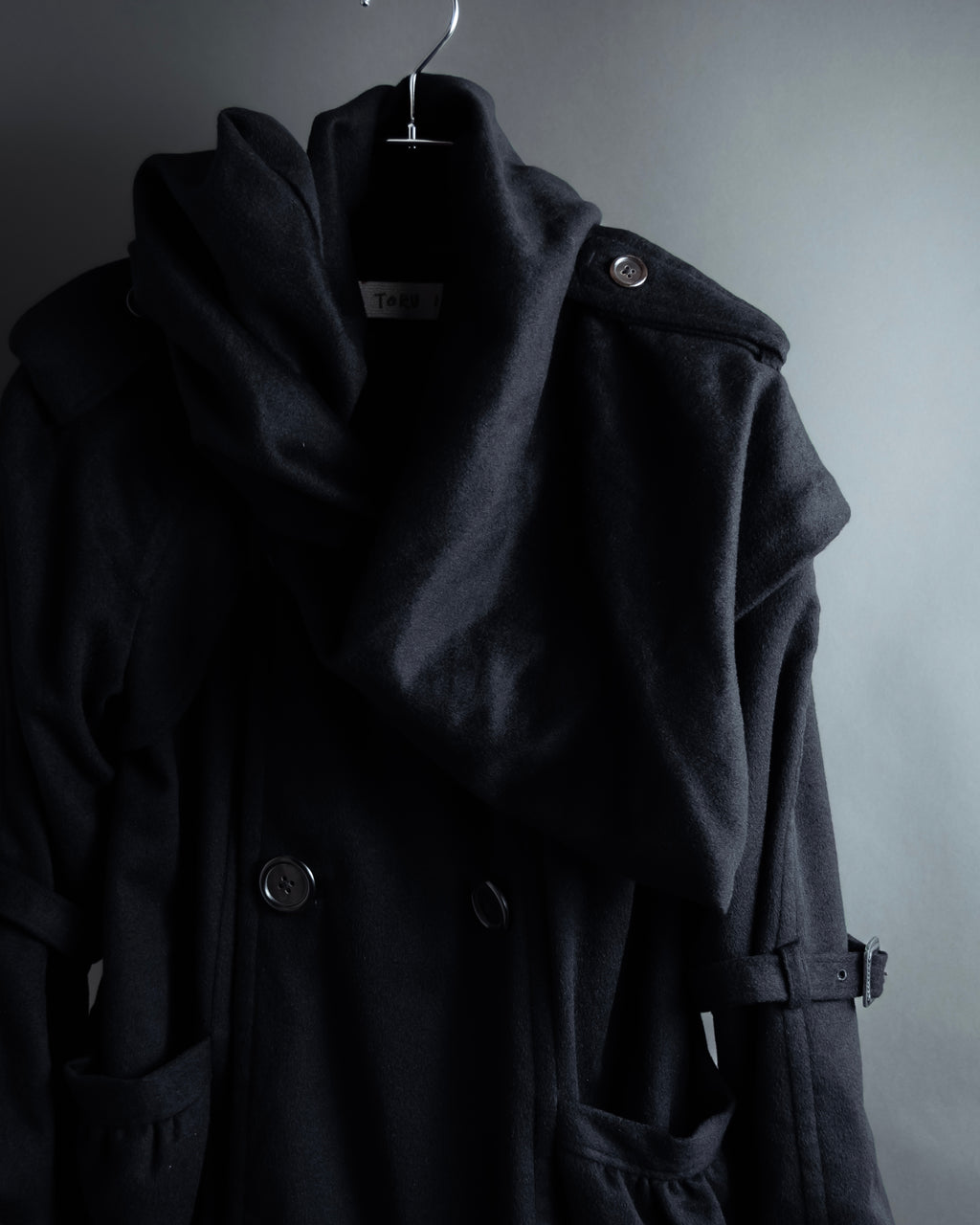 "TORUICHOU" Muffler-style collar military detail coat