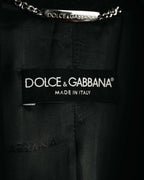 内側に配された、DOLCE & GABBANAのブランドネーム刻印入りメタルチェーンハンガーループと「MADE IN ITALY」表記の首元織りタグ。総裏地にはブランドネームを織り込んだジャカード柄が確認できます。