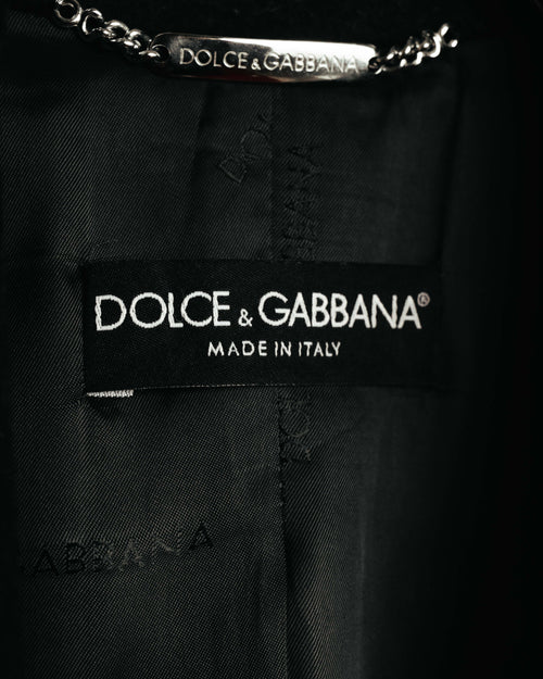 内側に配された、DOLCE & GABBANAのブランドネーム刻印入りメタルチェーンハンガーループと「MADE IN ITALY」表記の首元織りタグ。総裏地にはブランドネームを織り込んだジャカード柄が確認できます。