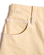 フロントのコインポケット口に施された「FENDI」ロゴ刺繍を捉えたディテールカット。ライトブラウンのコットンドリル生地とホワイトのステッチラインも確認できます。