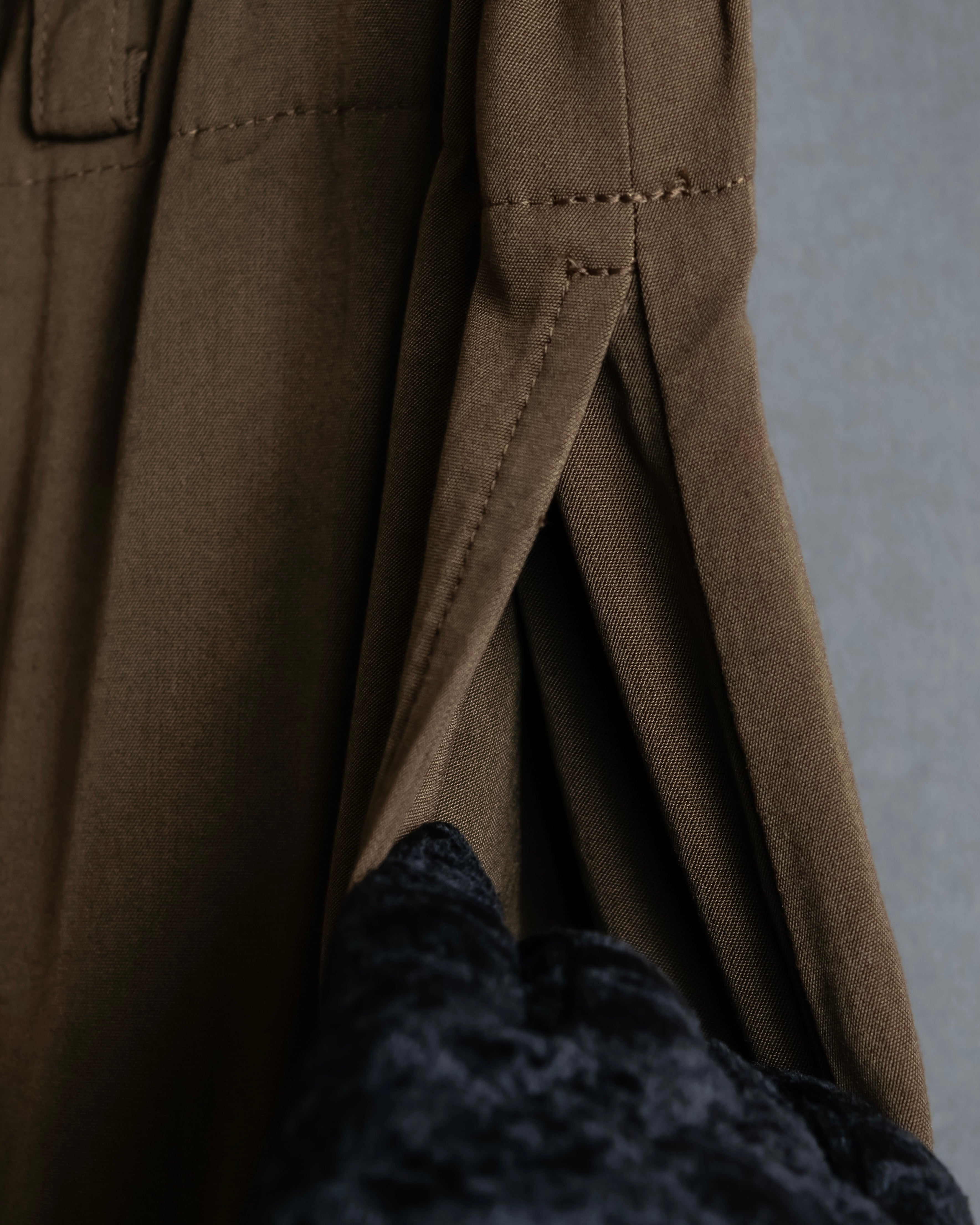 "ISSEY MIYAKE" Gathered waist detail button slide flared skirt