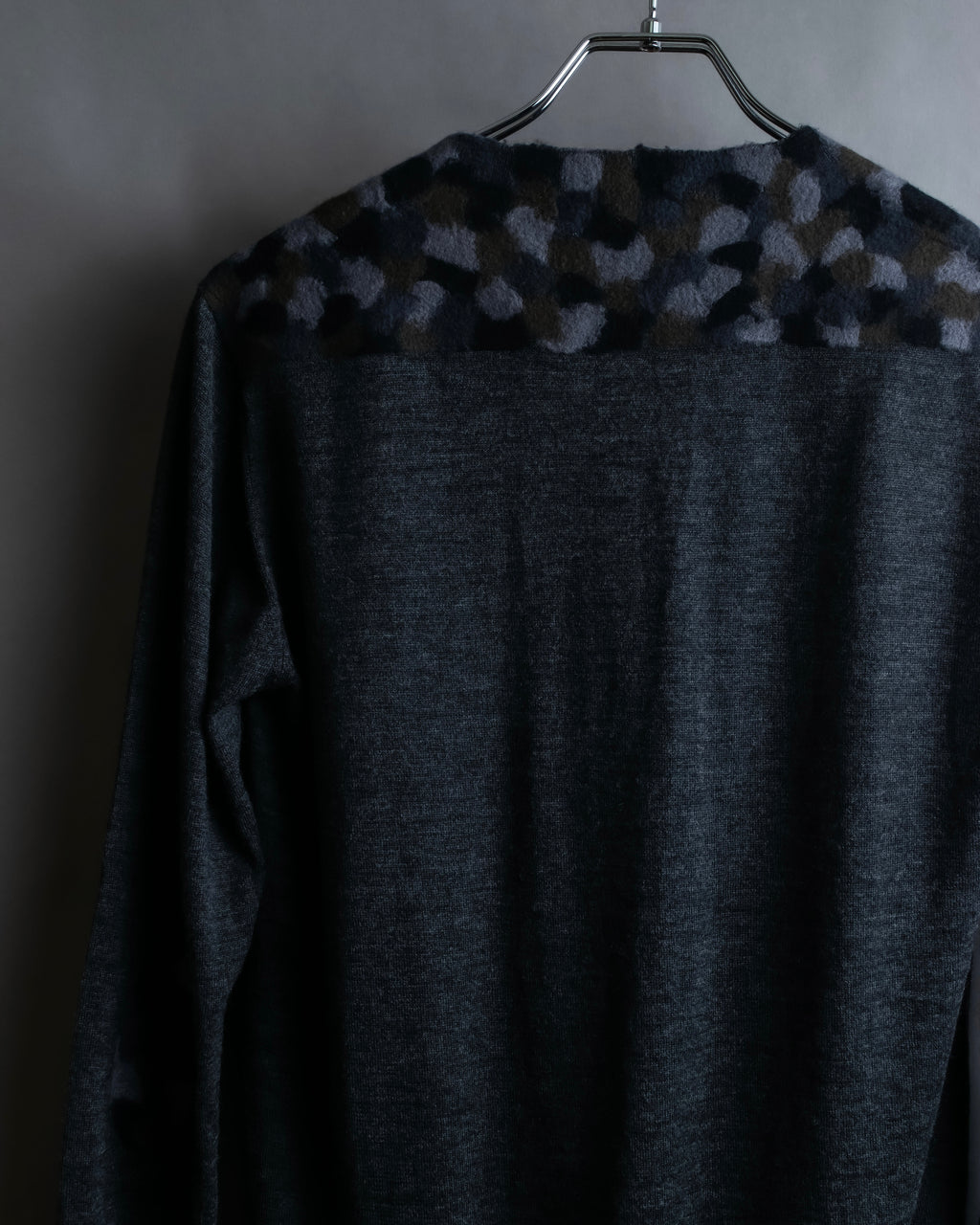 "PRADA" Camouflage pattern V-neck knit