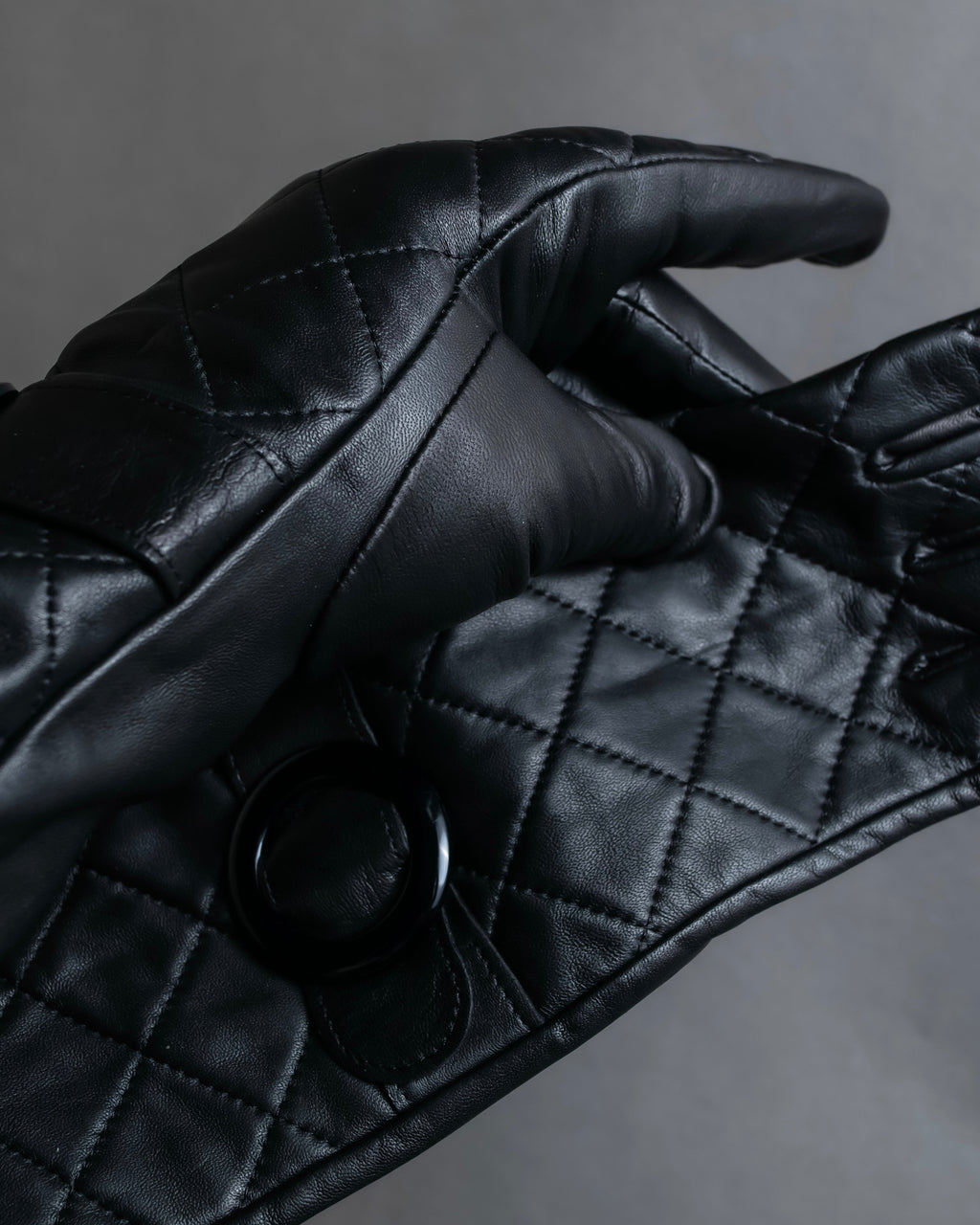 "Pierre Cardin" Belt buckle design quilted leather gloves