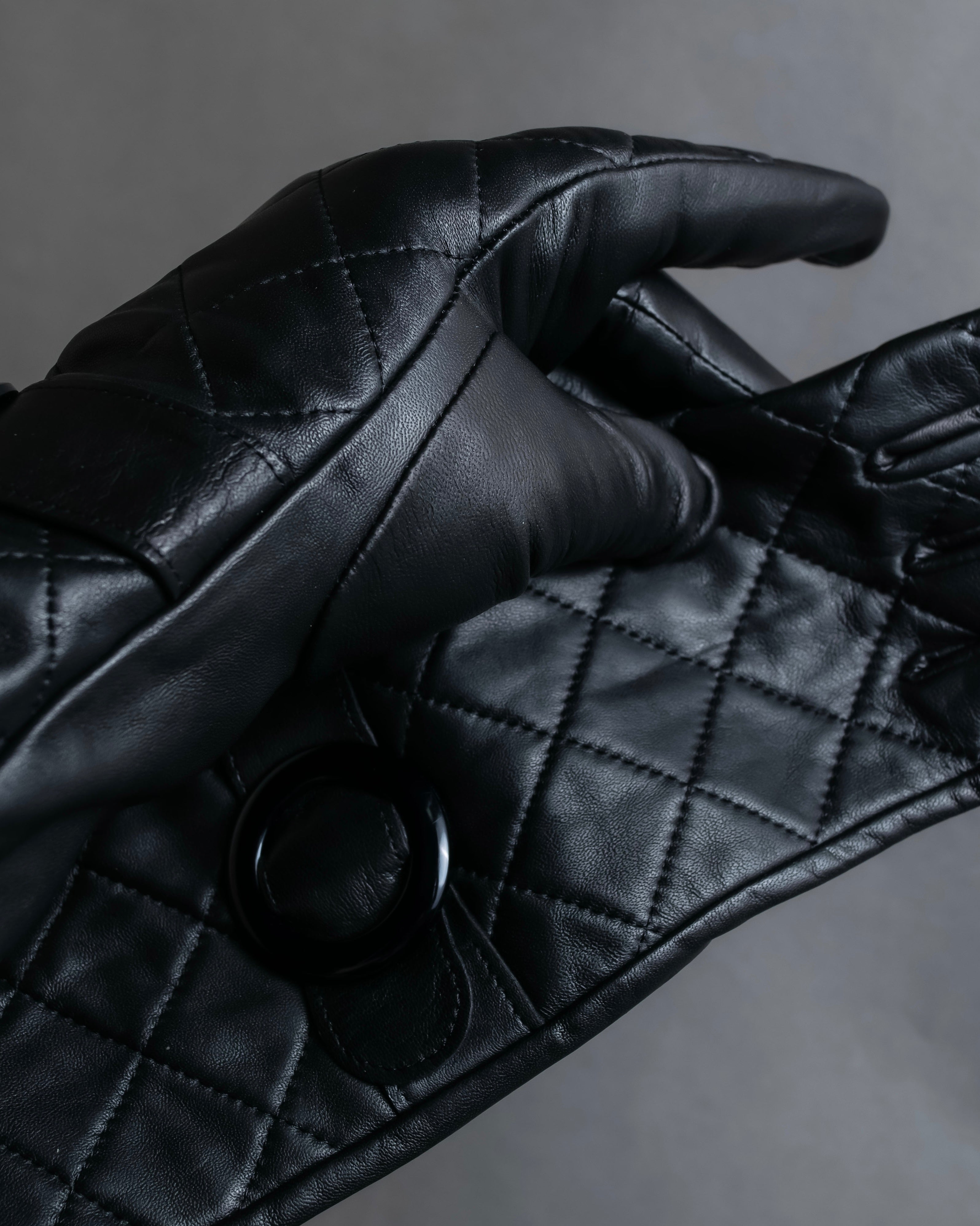 "Pierre Cardin" Belt buckle design quilted leather gloves