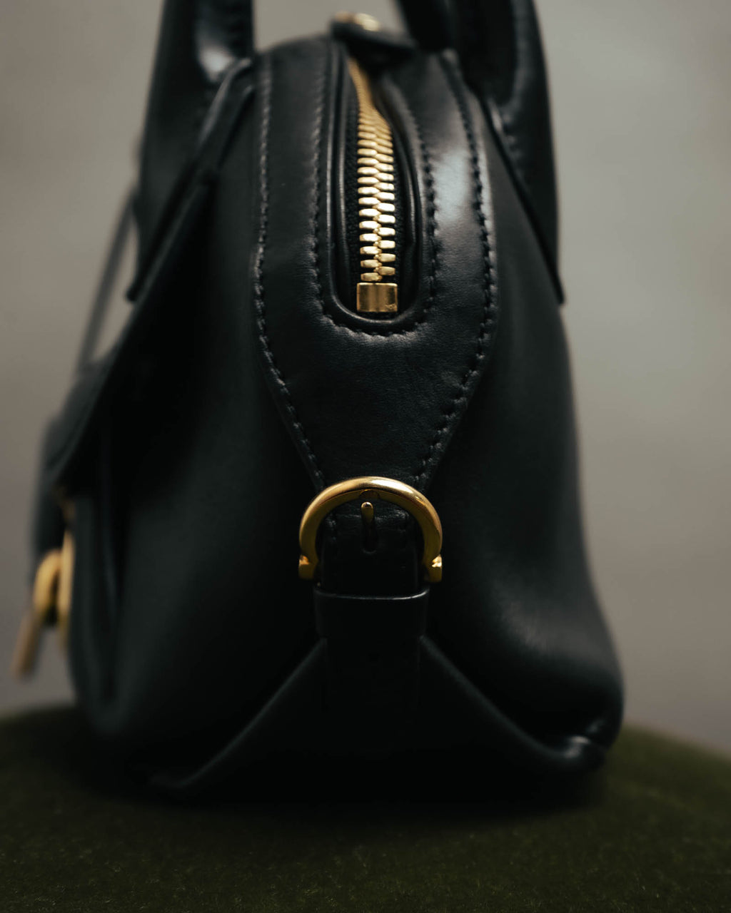 –SPECIAL– “Salvatore Ferragamo“ 00’s-10’s Black leather dome handbag
