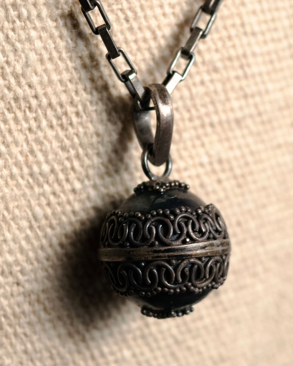 “GUCCI“ 2000’s openwork sphere pendant necklace