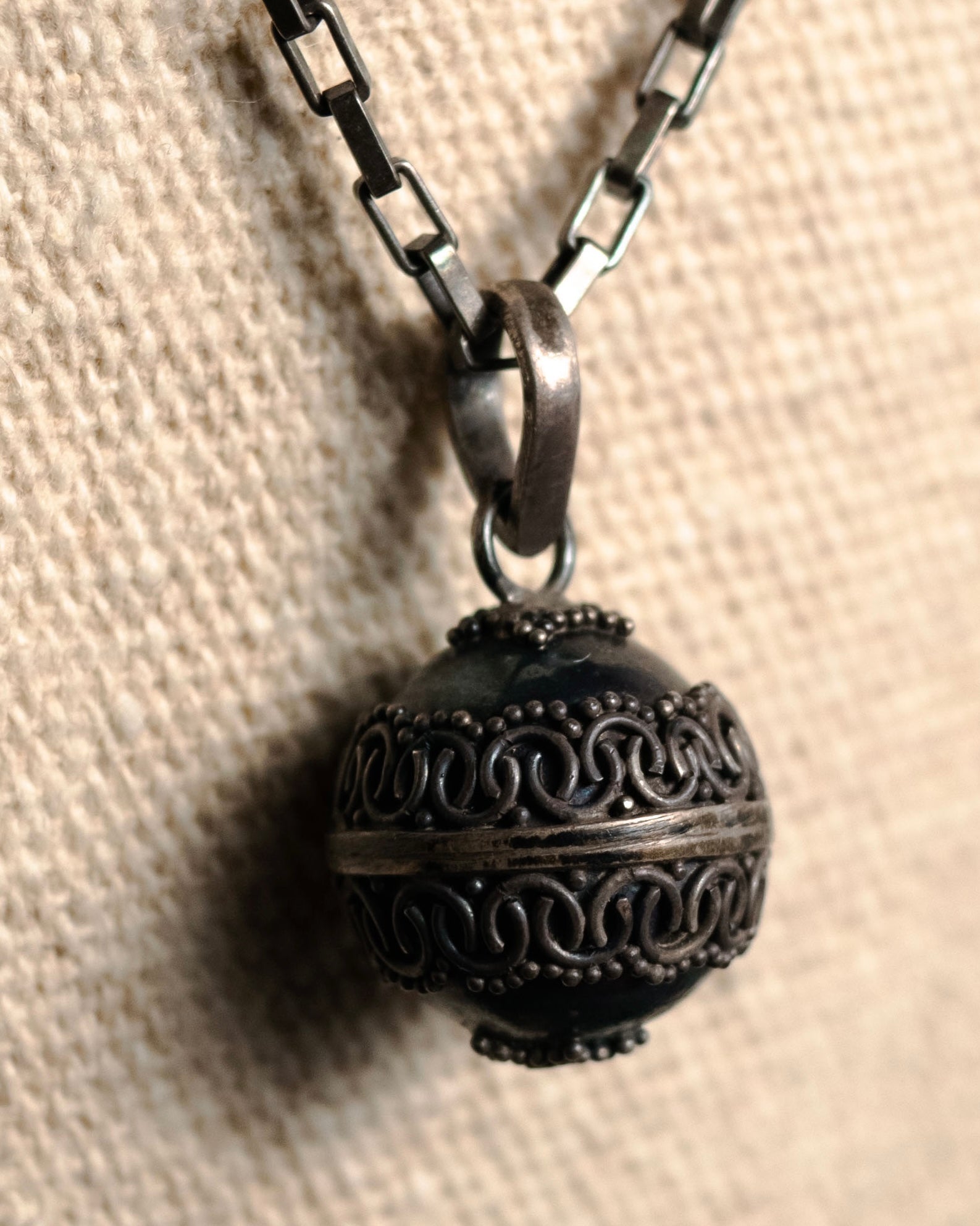 “GUCCI“ 2000’s openwork sphere pendant necklace