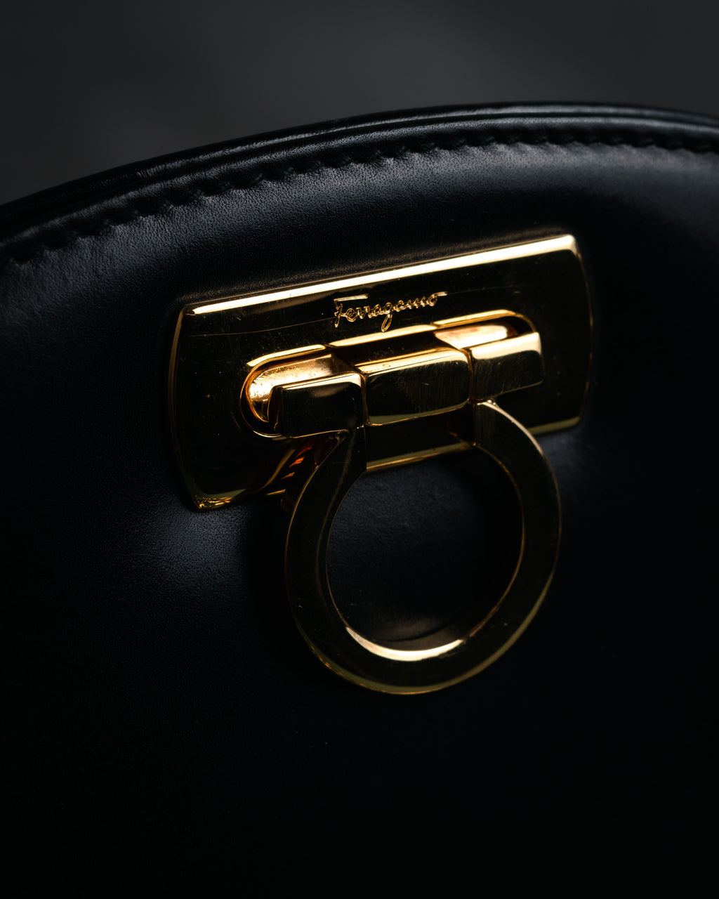 “Salvatore Ferragamo” 90’s Gancini half moon chain shoulder bag