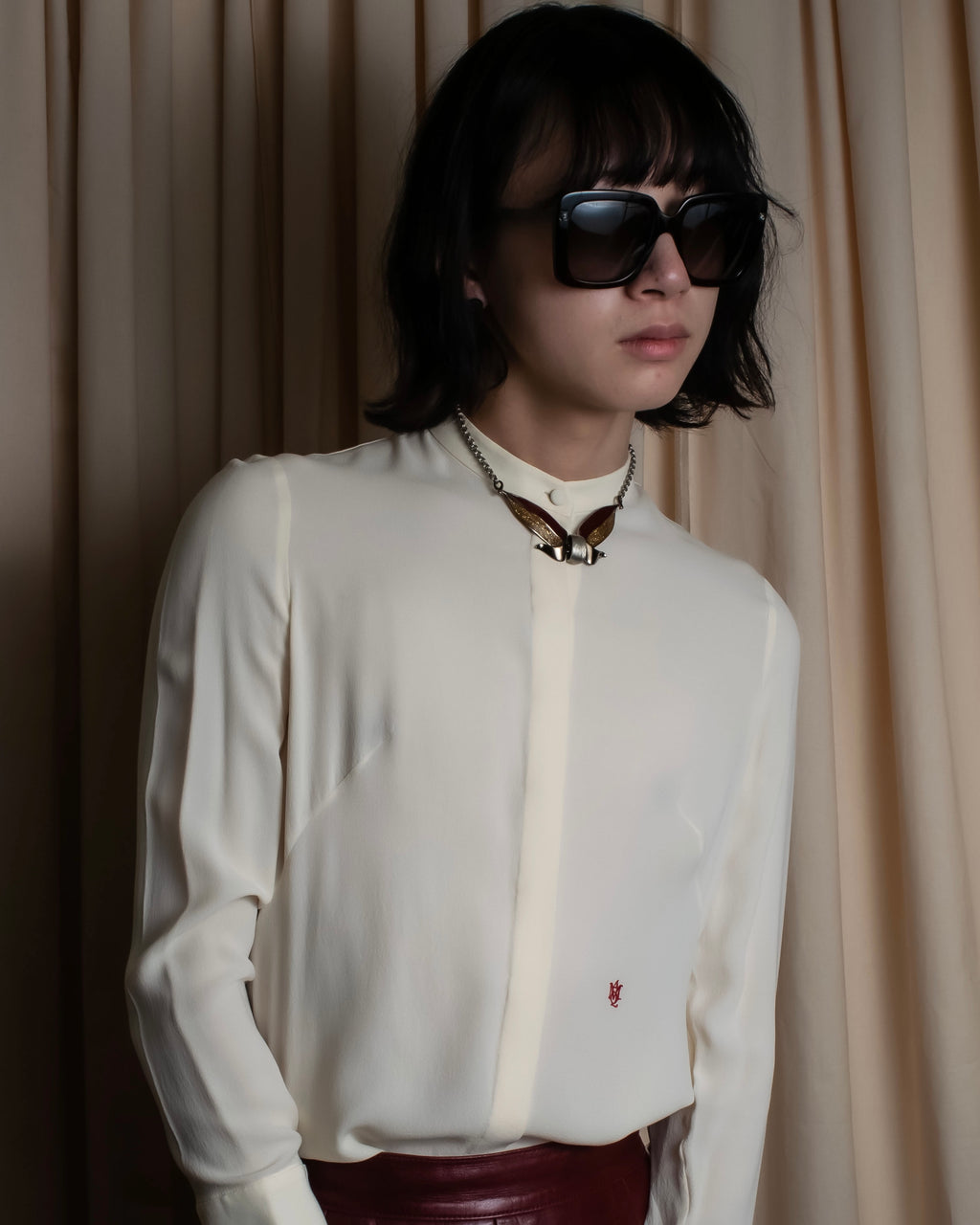 Camisa de seda con bordado en forma de logotipo "Alexandar McQueen" sin cuello