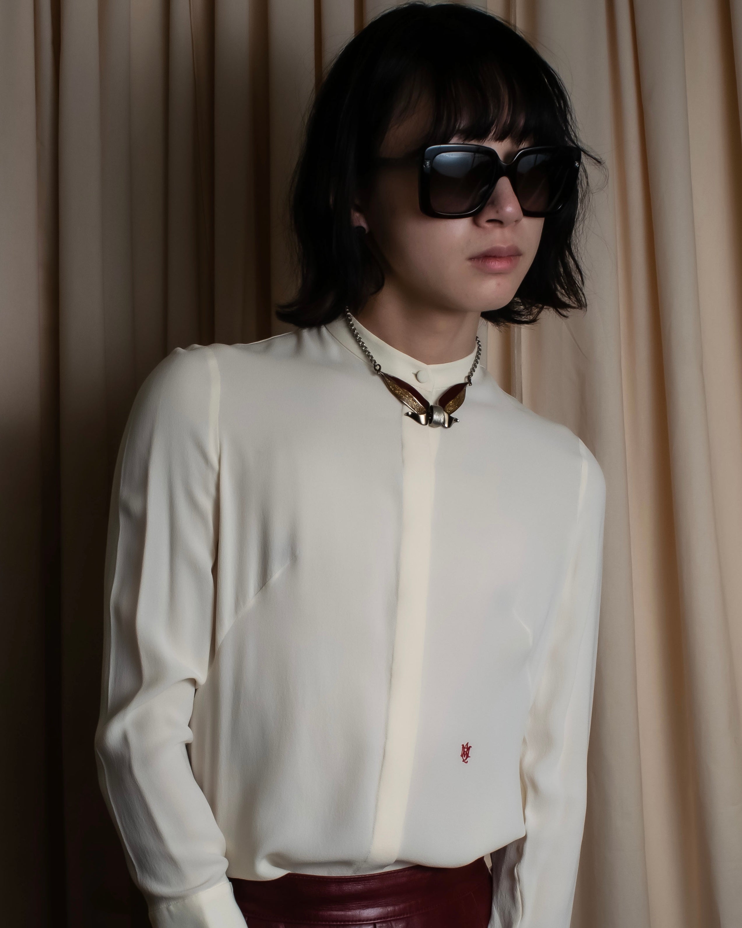 Camisa de seda con bordado en forma de logotipo "Alexandar McQueen" sin cuello