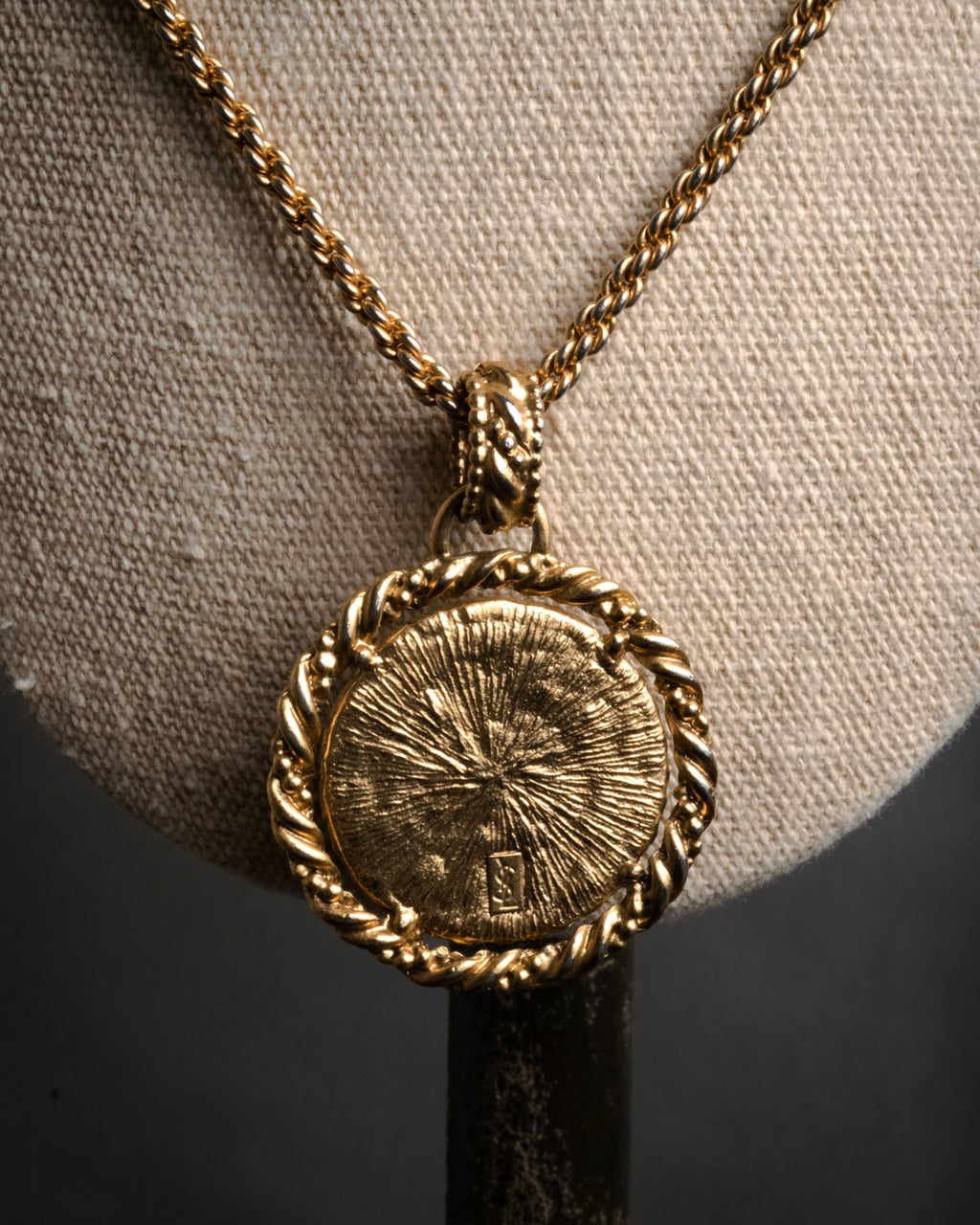 “Yves Saint Laurent” 90’s Cameo medallion rope chain necklace