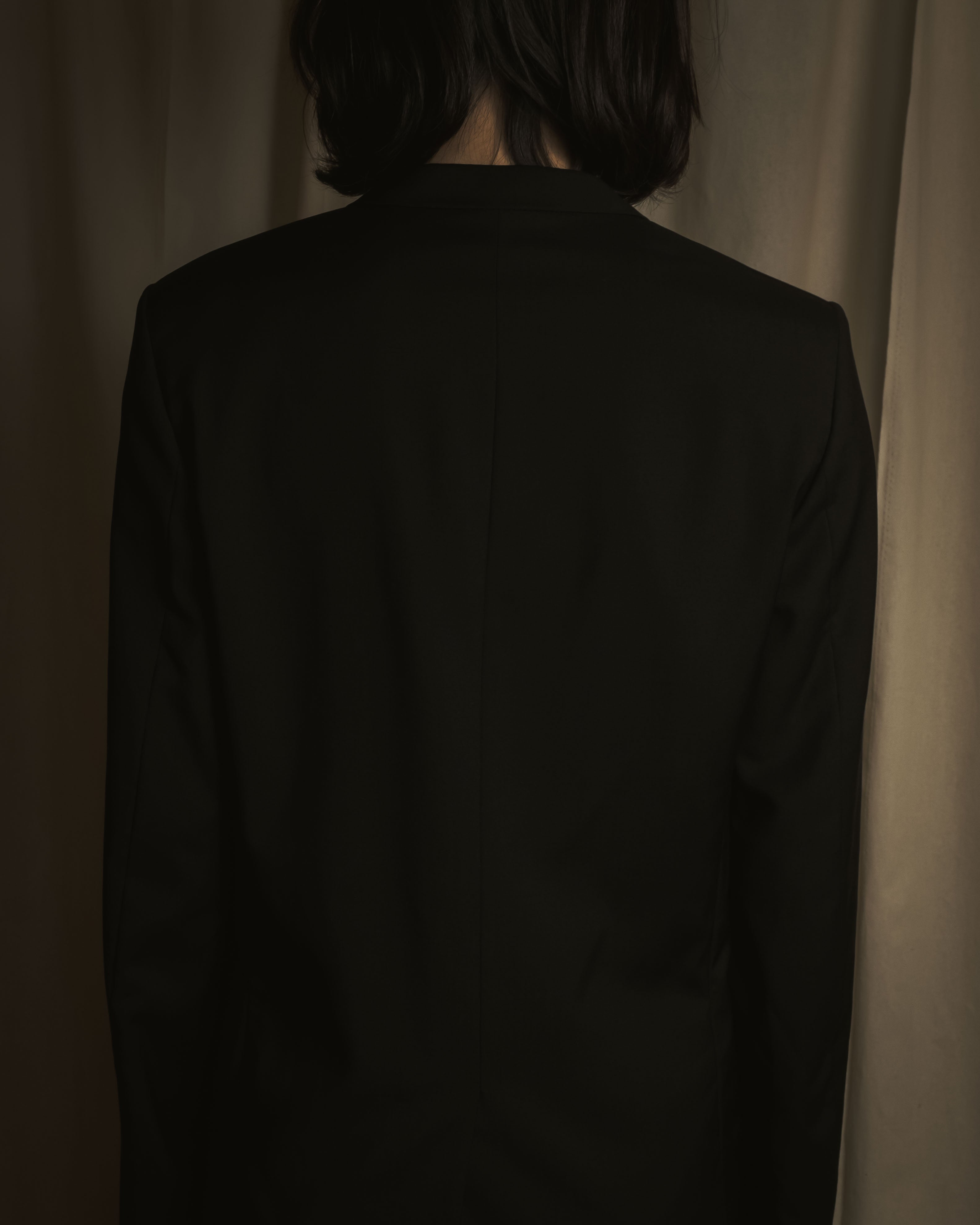 迪奥男士克里斯·范·阿谢设计的缎面领结礼服套装