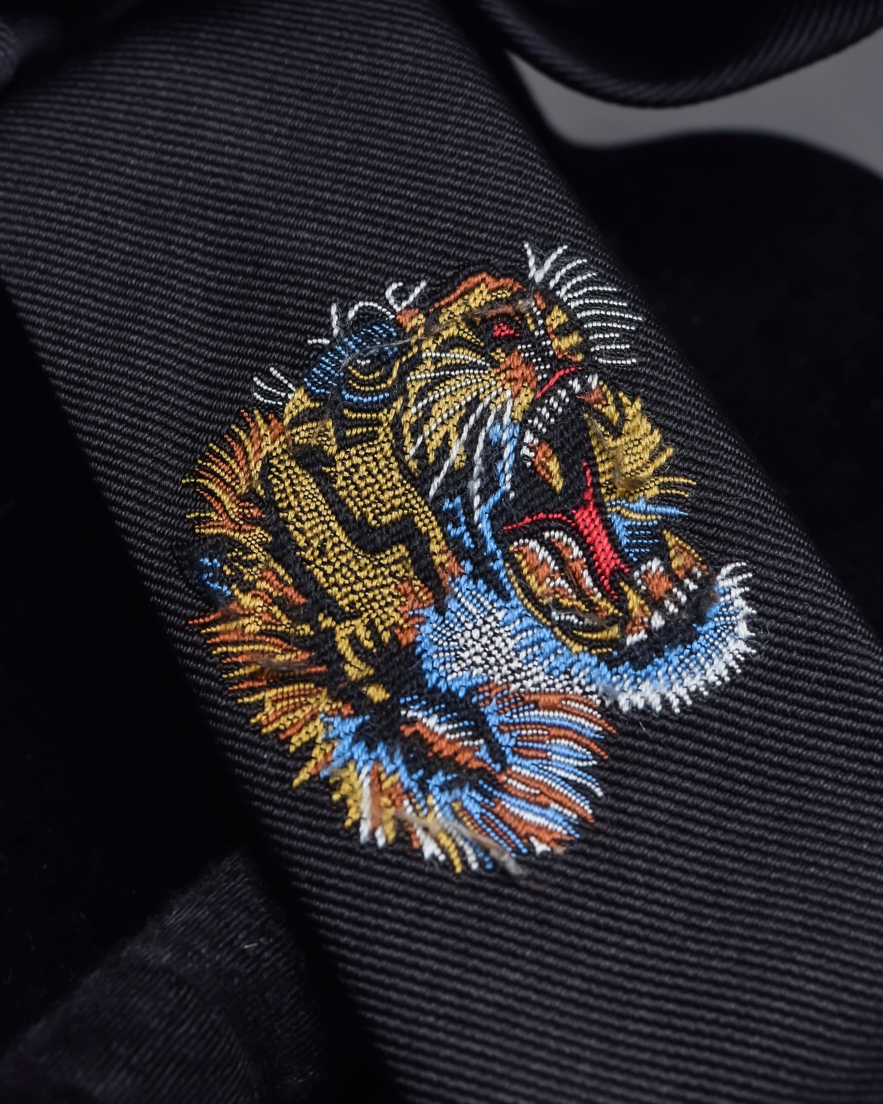 "GUCCI" Michele period tiger embroidery silk necktie